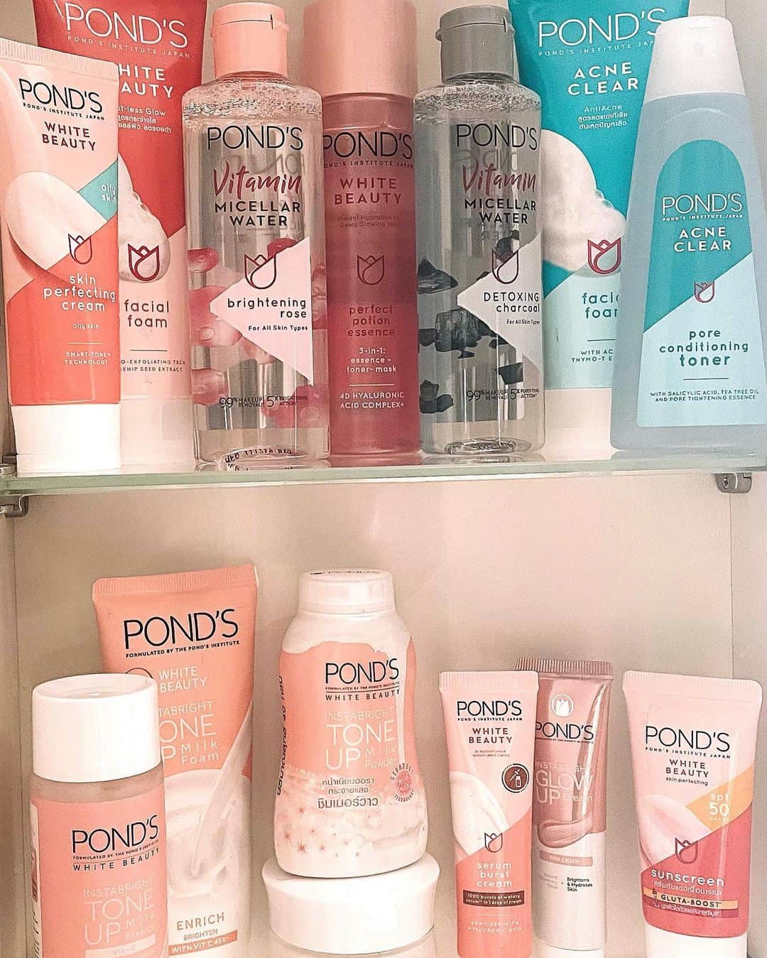 ジュリア バレットのインスタグラム：「Skincare cabinet ✨」