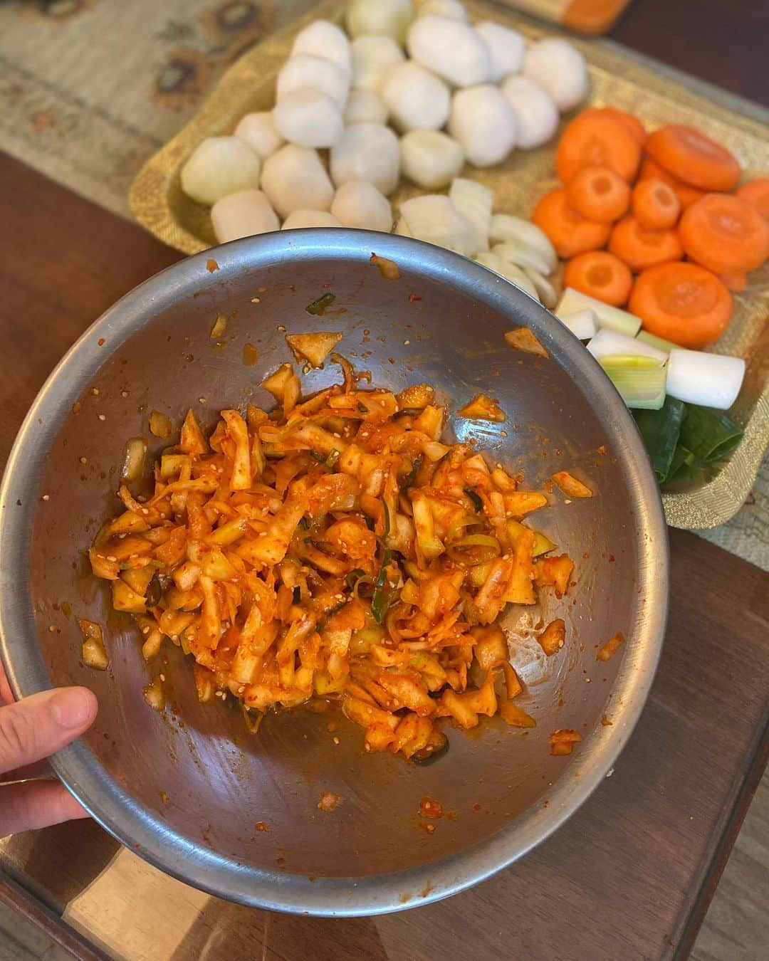 ライムさんのインスタグラム写真 - (ライムInstagram)「아빠랑 갈비찜 만들기👨🏻‍🍳 야채 다듬다가 남은걸로 무생채 만들고  매운갈비찜도 만들고 남은 고기로 수육했는데 바로 소주..ㅎ 아빠와 행복한 시간😍」2月11日 18時42分 - hv_juhwa