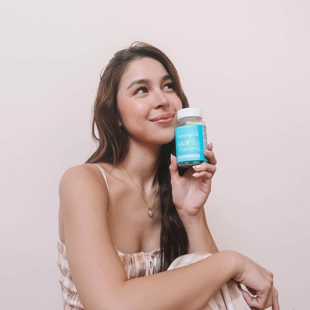 ジュリア バレットのインスタグラム：「Since I started taking @sugarbearhair 3 years ago, I have noticed so much change in my hair. It has helped my hair become thicker, fuller and helps my hair be healthier. My favorite ingredient is Biotin and we all know why us girls love having this ingredient in our daily vitamins!  Check my stories if you wanna know how to get your own @sugarbearhair 💙 #sugarbearhair #ad」