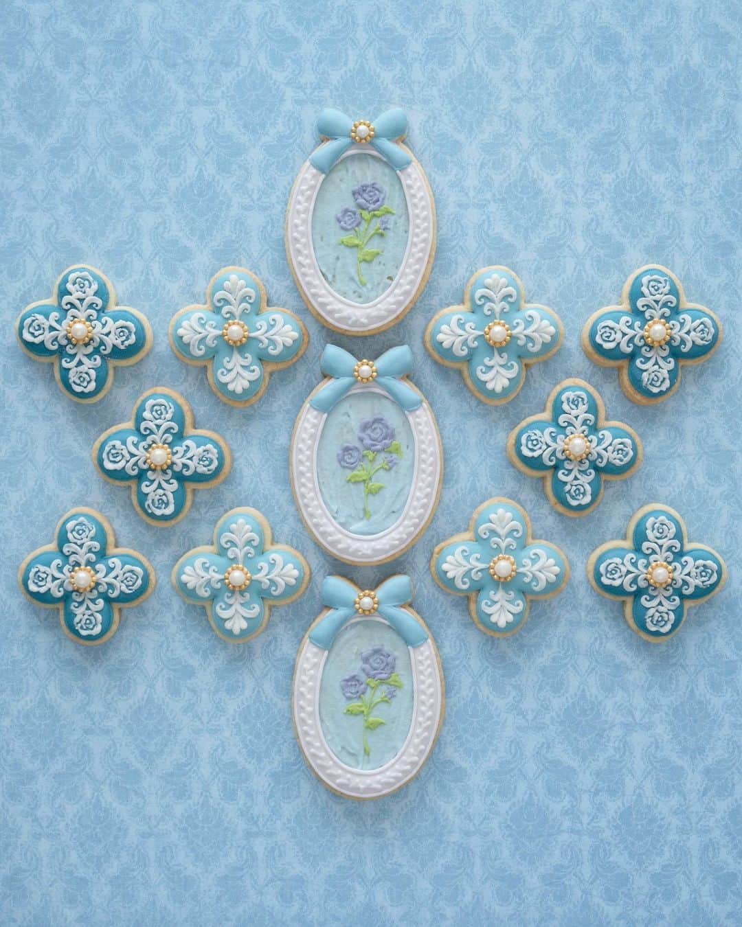 KUNIKAのインスタグラム：「Dusty blue petite cookies.💠 I imagined the decoration of the Victorian wall. I miss the @wallacemuseum .  水色が相変わらず好きです。 もうちょっとでオリジナル筆のお知らせもできそう！(水色♡) お楽しみに❃❃❃  #artofkunika」