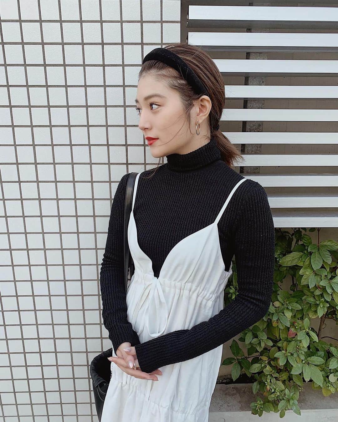 浪花ほのかのインスタグラム：「今日のお洋服は久しぶりにモノトーン🖤🖤 タグ付けしておきます！！  ワンピースは 前回の @tiare_closet の商品のワンピース！！ すごく着痩せするワンピースで、私の嫌いな部分をすごく隠してくれます🤫 胸下の紐の部分が調整できるので、自分のサイズ感に合わせれるのですごく着心地がいいと思います💭💭 あと残りわずかなので お早めにチェックしてみてください〜！！！」