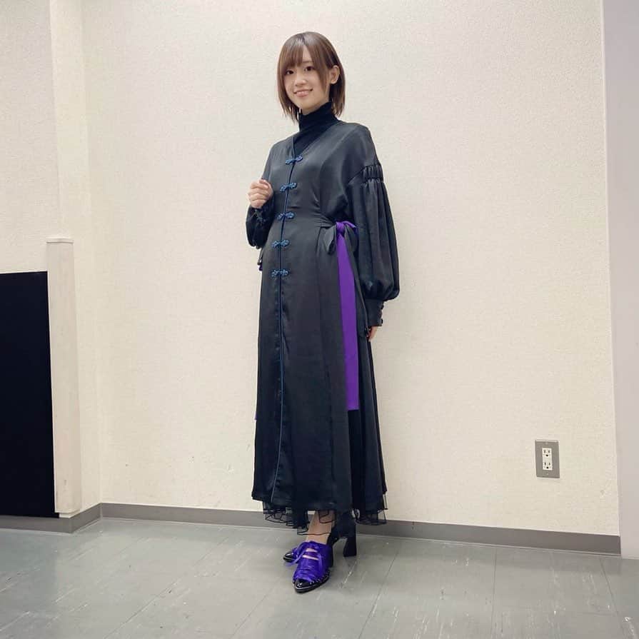 高橋李依のインスタグラム：「📷2020.12.5﻿ ﻿ ﻿ ﻿ 劇場版﻿ 『Fate/Grand Order﻿ -神聖円卓領域キャメロット- 前編﻿ Wandering; Agarteram』﻿ ﻿ 公開初日舞台挨拶に﻿ 登壇させていただきました！﻿ ﻿ ﻿ *﻿ ﻿ 短くするって言ったのに﻿ 全然短くならない🙄﻿ おしゃべりとまらん～～～！！﻿ ﻿ *﻿ ﻿ 今回の衣装もスタイリストさん！﻿ ﻿ ワンピースは、﻿ PAMEO POSEさんの﻿ チャイナボタンが着いてる﻿ サテン生地っぽいもの。﻿ ﻿ 上はハイネックと﻿ 下にチュールスカートを仕込んで、﻿ 羽織りものみたいな感じのアイテムです。﻿ ﻿ ﻿ しかしなんといいますか、﻿ このサテンのツヤがすごくマシュ感……！﻿ ﻿ ﻿ 普段、黒×紫になるように心掛けてはいたのだけど、もしかしたら黒のサテン×紫のほうがマシュっぽくなる……？！新発見。﻿ ﻿ ﻿ PAMEO POSEさんのお洋服は﻿ なかなか自分じゃ手が出せないけど﻿ 色も形も攻めっ攻めですきー！﻿ ﻿ ﻿ *﻿ ﻿ 腰に垂れている紫色のリボンは、﻿ なんとスタイリストさんの手作り💜🤭﻿ ﻿ 元々腰に付いてたリボン部分に﻿ 後から付け足すように結んでます！﻿ ﻿ ﻿ 縦に紫が入ることで、﻿ より騎士感と言うか、﻿ ｷﾞｬ(ﾈﾀﾊﾞﾚ🤫)さん感が出ますね……！﻿ ﻿ ﻿ *﻿ ﻿ 付け替えるといえば、﻿ ハイヒールの紫の紐も﻿ 付け替えて下さったとのこと。﻿ ﻿ ｳｼﾞｬｳｼﾞｬﾘﾎﾞﾝかわいい💜﻿ ﻿ ﻿ *﻿ そうそう。﻿ ﻿ この衣装でのオフィシャル写真を、﻿ うちの事務所のクールな女性デスクさんがチェックしてくれていたのですが、﻿ ﻿ 次の週事務所に行ったら﻿ 「この間の服PAMEO POSEさんだよね！めちゃくちゃ可愛いね！(早口)」﻿ って言ってくれて！﻿ ﻿ FGO担当じゃない﻿ 他の女性マネージャーさんも、﻿ 「高橋さん！この間の舞台挨拶のやつ！」﻿ と褒めて下さって！🙏🏻✨大好評！﻿ ﻿ ﻿ ﻿ なんとなんと、﻿ 私の衣装を楽しみにしてくれている人が﻿ 事務所内にもおりました🥰﻿ ﻿ ﻿ ﻿ ﻿ #声優 #りえりー服 #FGO #高橋李依」