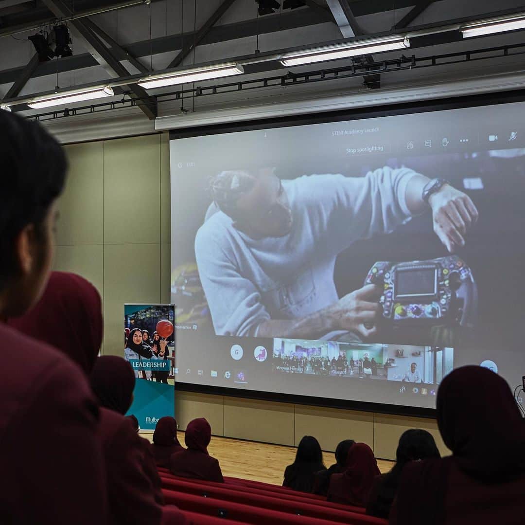 MERCEDES AMG PETRONASさんのインスタグラム写真 - (MERCEDES AMG PETRONASInstagram)「For #WomenInScienceDay we’re throwing it back to this inspirational day at the Mulberry Schools Trust in London last year 🙌 Our partnership with Mulberry provides a place for learning, inspiration and innovation through our joint STEM Academy! This is part of our journey towards making a positive contribution to the engineers and scientists of tomorrow ❤️」2月11日 18時54分 - mercedesamgf1