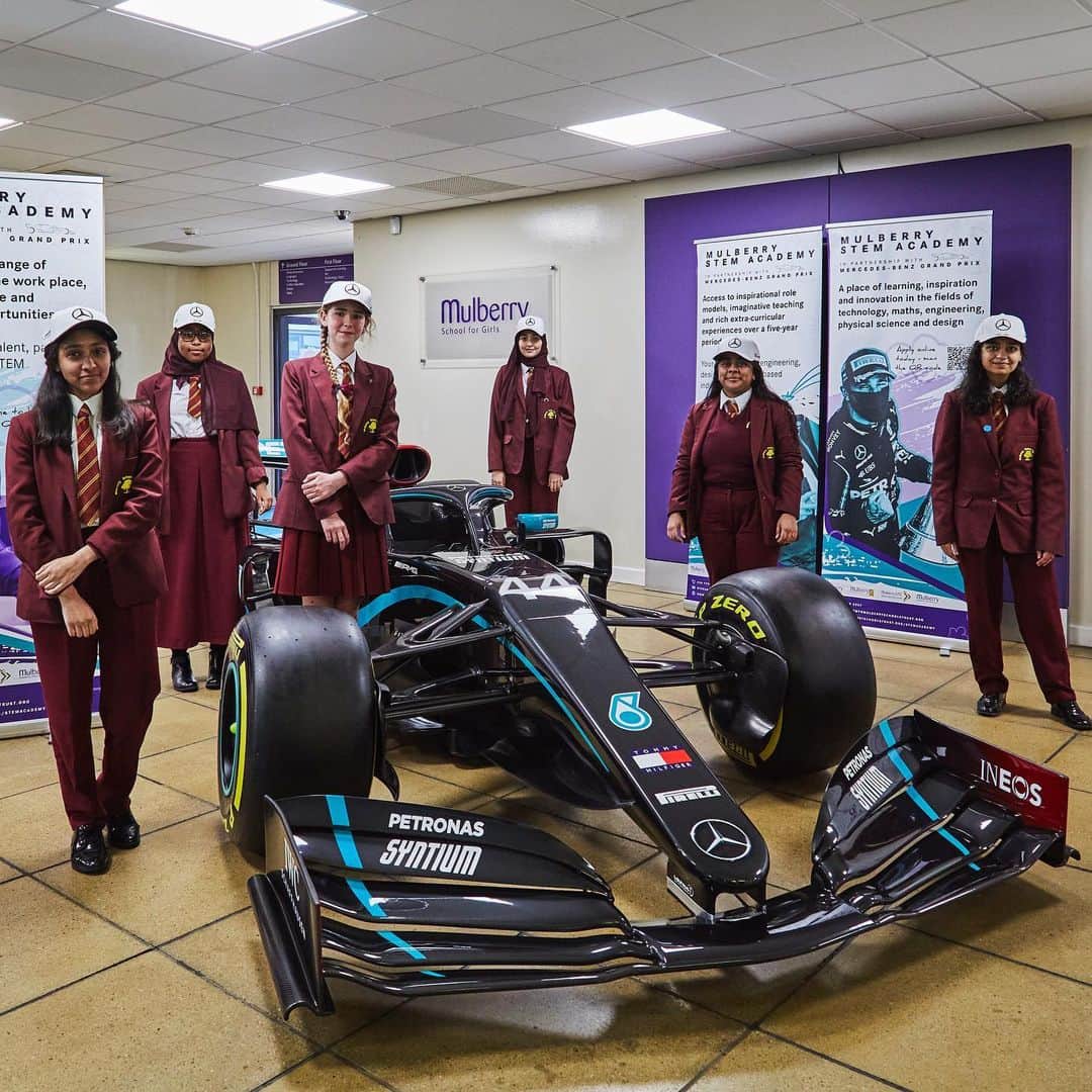 MERCEDES AMG PETRONASさんのインスタグラム写真 - (MERCEDES AMG PETRONASInstagram)「For #WomenInScienceDay we’re throwing it back to this inspirational day at the Mulberry Schools Trust in London last year 🙌 Our partnership with Mulberry provides a place for learning, inspiration and innovation through our joint STEM Academy! This is part of our journey towards making a positive contribution to the engineers and scientists of tomorrow ❤️」2月11日 18時54分 - mercedesamgf1