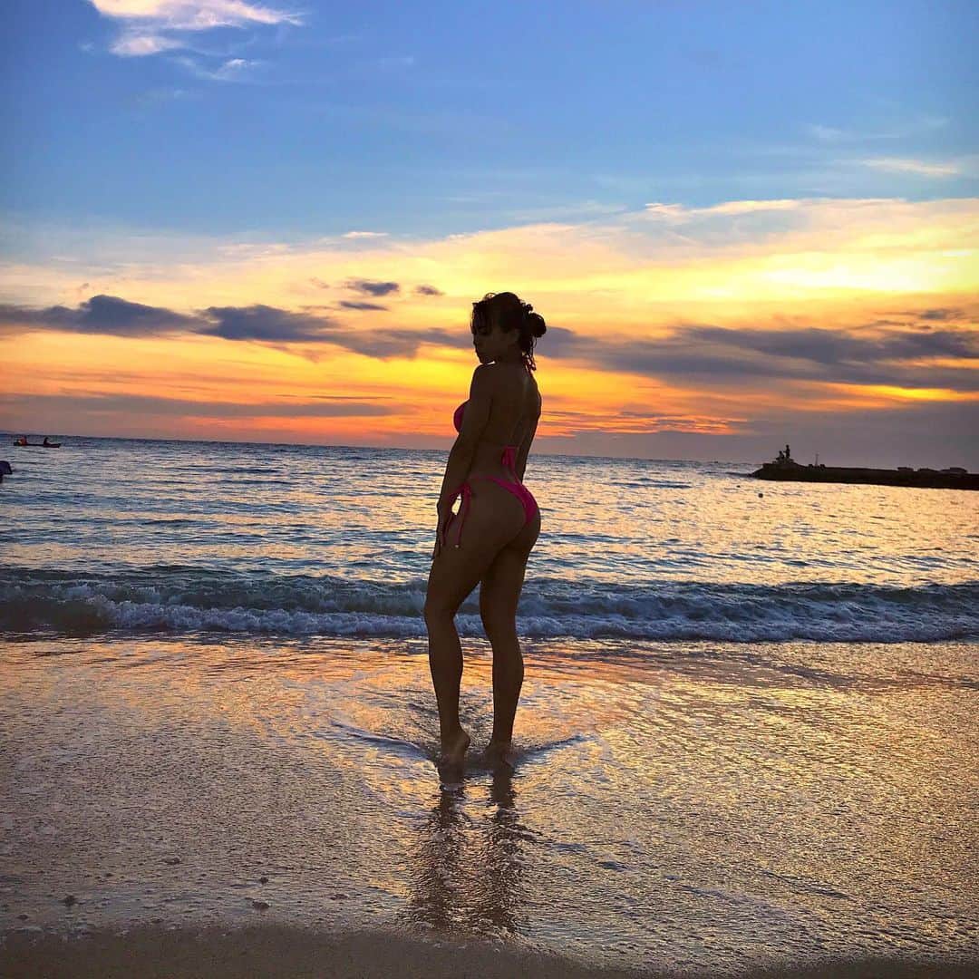 のインスタグラム：「・ 私のなりたい「旅人」の定義は、  「好きなときに好きな人と、 好きな場所で好きなことができる人。」  もっと今っぽくいうと、 「何ものにも媚びずに自立して生き、いつでも自由に選択ができる人。」  19歳でこの夢を見つけてから、 私の思う旅人になるために、 いろんなところに種をまいて育ててきた。  29歳の時、 ようやく自分の理想の旅人の姿に辿り着いた。  今は自由に地球を旅することはできないけど、 来年また歯車が回り始める時に、 今よりももっと自由になるために、 新しい種を育てていくよ。  新しい学びってワクワクするなー！  #miharu_ifbbpro #earthwarrior #nature #naturelovers #earth #sea #sun #sunset」