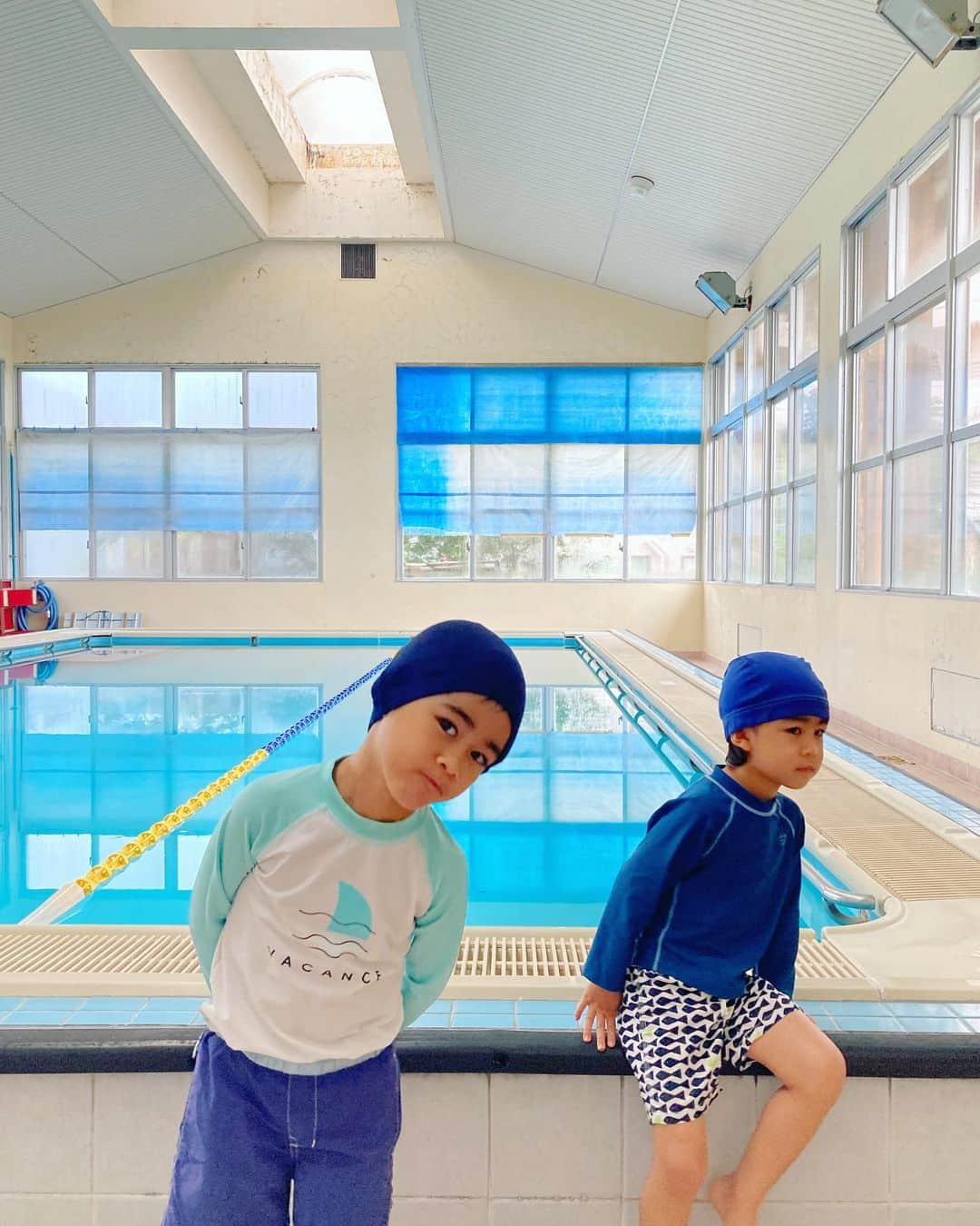 セソコマサユキのインスタグラム：「春の嵐のなか、プール教室的な。  #沖縄  #子育て  #移住 #プール」