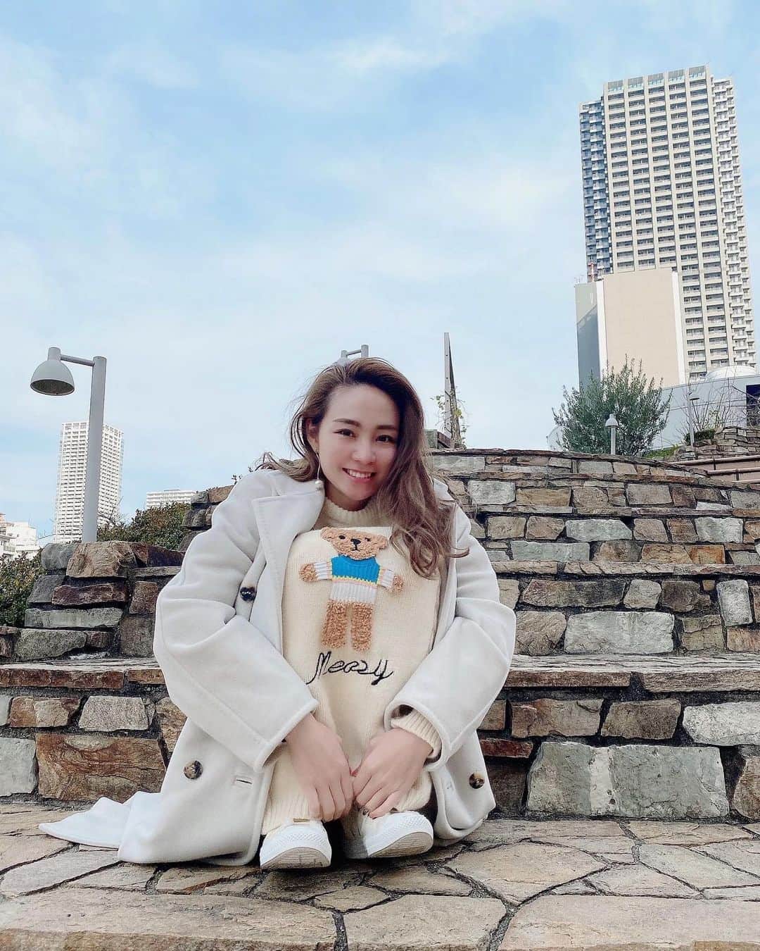 利水翔のインスタグラム：「. .  『吾輩はくま🐻である』なーんて😂笑﻿ ﻿ お気に入りの﻿ くまさんのニットコーデ🧸﻿ ﻿ 三角座りしているから﻿ くまさんニットしかわからないですね😂笑﻿ ﻿ 全身はTwitterを覗いてみて下さい📸﻿ ﻿ ﻿ ﻿ ﻿ #enjoy #smile﻿ #ootd #happy﻿ #fishing #angler﻿ #fation #winter﻿ #冬 #釣り#ツリジョ﻿ #コーディネート #撮影 ﻿ #釣りガール #利水つばさ﻿ #ファインダー越しの私の世界﻿ ﻿」