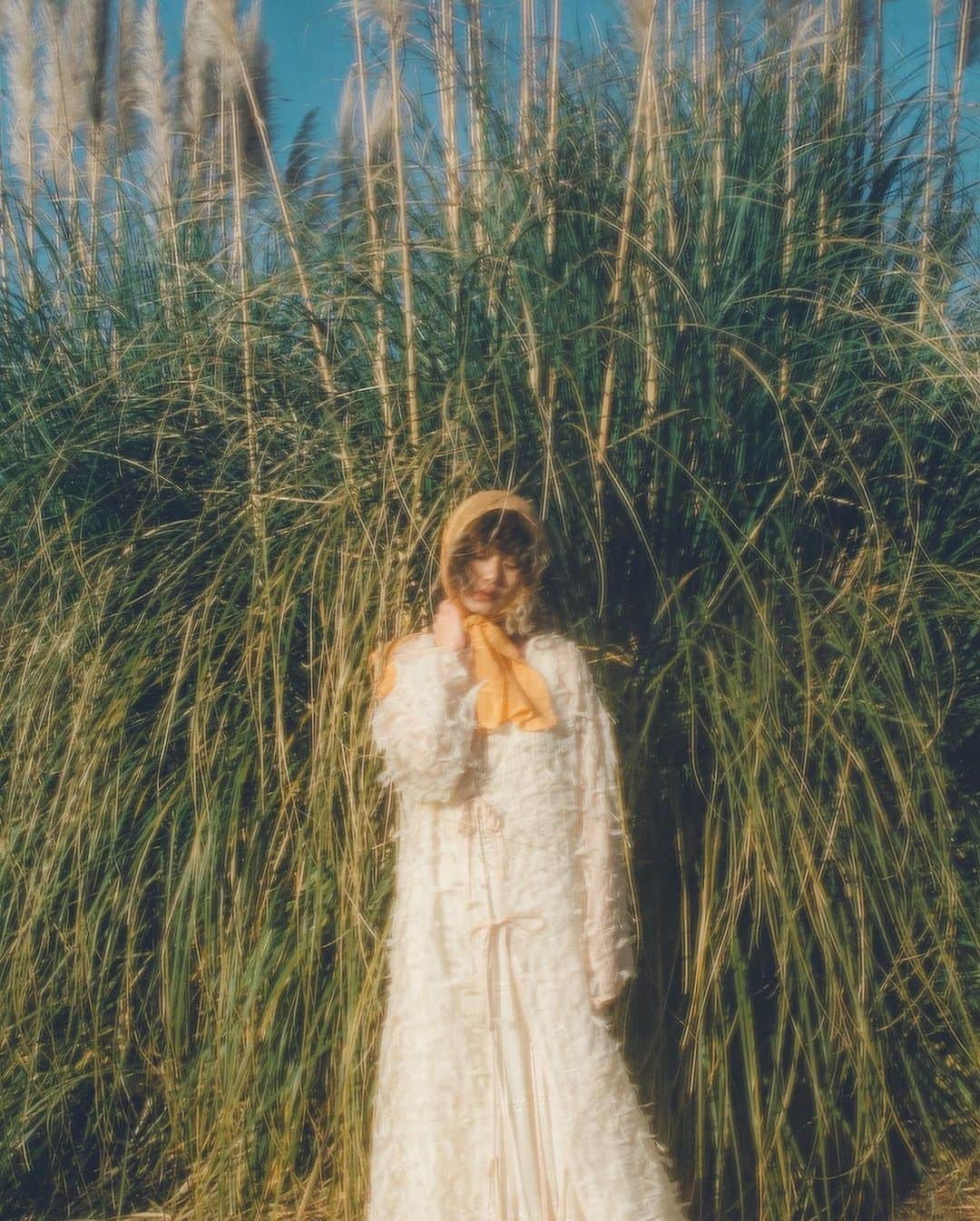 のインスタグラム：「2021SS ELLA CANTARIA  @ellacantaria   今季も生産や撮影などお手伝いさせて頂きました🌿  @iamihsahakatiam の拘り詰まったアイテムラインとなっております🍊何度もサンプル出し直したのも良き思い出💭  そして写真も撮らせて頂きました。 モデルはアンちゃん。 彼女の持つ唯一無二のの雰囲気に魅了された1日でした。  明日より関係者様に向けた展示会🌿  Model @sickjiji  Hair&Makeup  @s_h_e_l_u_u_  Direction @iamihsahakatiam  Photography @hitominomura」