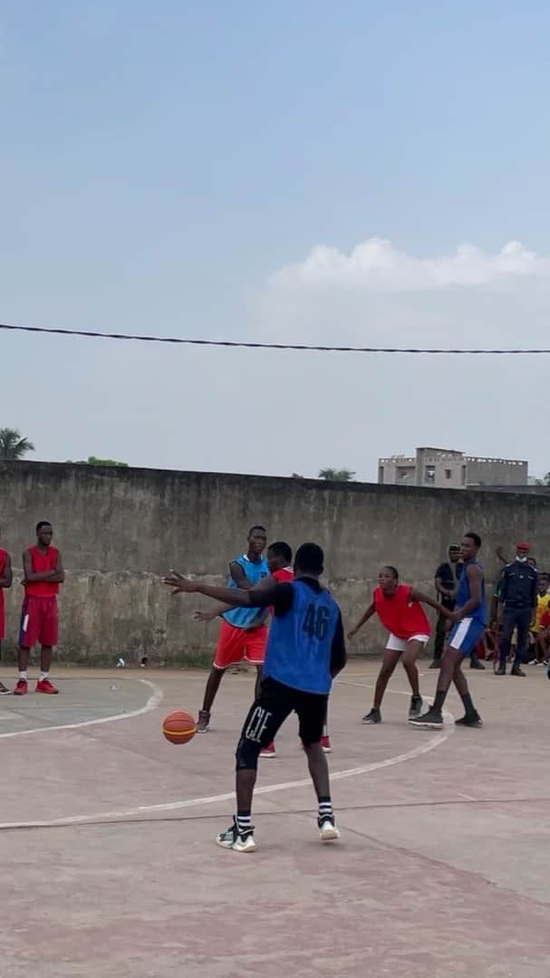 ディディエ・ドログバのインスタグラム：「Excellent moment avec les élèves du groupe scolaire Sainte Foi d’Abobo commune D’abidjan. @nba @nba_africa dites à mes frères que j’arrive @giannis_an34 @joelembiid 😂😂」
