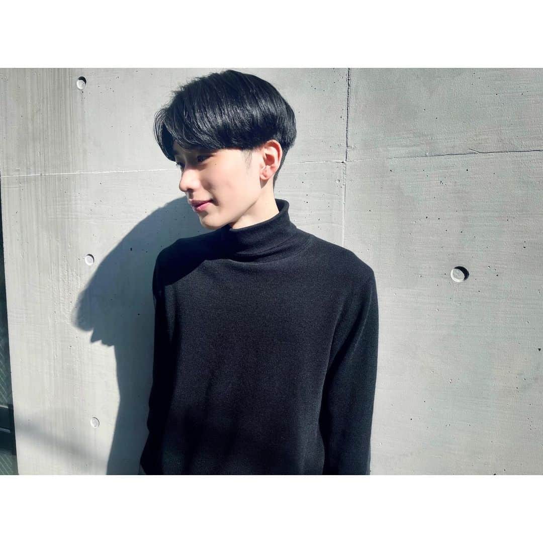 田中滉一のインスタグラム：「다녀왔습니다🙋‍♂️﻿ ﻿ ﻿ 新型コロナウイルスについて　﻿ ﻿ ●フロントにアルコール消毒液の設置。ご来店の際、手指の殺菌除去にご協力ください。﻿ ﻿ ●お客様は、マスクを着用したままでの施術が可能です。（シャンプー時の水濡れ、薬剤が付着することがございますので、替えのマスクのご持参をお勧めいたします）﻿ ﻿ ●店内の各スペースや備品等徹底した清掃と除菌に努めています。﻿ ﻿ また、発熱や咳、だるさなど体調のすぐれないお客様は、ご来店をお控えいただけますようお願い申し上げます。﻿ ﻿ 何卒ご理解ご協力のほどよろしくお願いいたします。 ﻿ ﻿ この度ROVERのチャンネルから独立して個人チャンネルを開設することにしました！﻿ ﻿ 今後はこちらのチャンネルから更新していきます！﻿ よければチャンネル登録お願いします！﻿ ﻿ 僕のプロフィールから飛べますのでよろしくお願いします！﻿ ・﻿ 今週まだご予約に空きがあります！﻿ ぜひお越しください！﻿ ・﻿ ・﻿ ・﻿ ﻿ 予約はホットペッパーまたはDMからもお取りできます！﻿ ﻿  #マッシュ #メンズヘア #メンズファッション #ヘアセット #カラー #ダブルカラー #ケアブリーチ  #美容師 #原宿 #美容室 #ホワイトカラー #白髪#白髪マッシュ#menshair #mensstyle  #無印良品 #l4l #黒髪 #ハイトーン  #撮影 #センターパート #刈り上げ  #ヘアカタ #エドルブリーチ #韓国 #韓国マッシュ #コンマヘア #黒髪男子 #カルマパーマ」