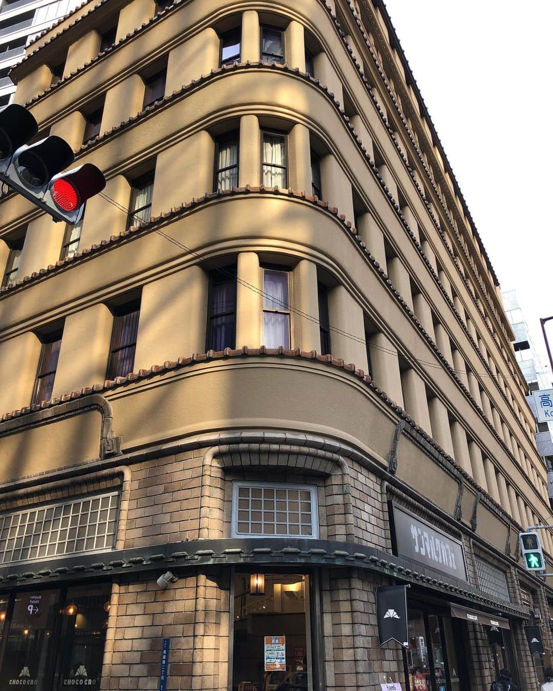 職人.comさんのインスタグラム写真 - (職人.comInstagram)「大阪は北浜周辺の素晴らしい建築物をたくさん見てまいりました。改めて日本の宝だと思います。これらの建物の素晴らしさを多言語で発信する活動も仕事の一環として今後も行ってまいります。 @shokunincom  #職人ドットコム #京都市 #キッチン用品 #調理道具 #料理道具 #台所道具 #手仕事 #暮らしの道具 #暮らしを楽しむ #工芸品 #民芸 #民藝 #器のある暮らし #焼き物 #文化財 #文化財テナント #北浜 #大阪北浜 #青山ビル #大阪青山ビル #青山ビル大阪 #レトロモダン #蔦屋敷 #レトロモダン建築 #有形文化財 #登録有形文化財 #国登録有形文化財 #大林組 #レトロ #レトロ建築」2月11日 19時09分 - shokunincom