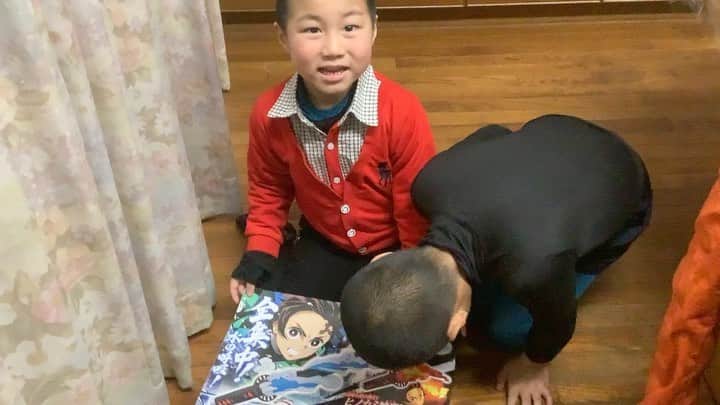 のインスタグラム：「家に帰ると　@hiro.teru.tsum さんから文殊誕生日プレゼントが届いていた！！  鬼滅の刃が大好きな文殊！その剣！本当にありがとうございます！！  （私は鬼役で今日一日ずっと斬られ役です）  A birthday present to Monju from a instafan! Thank you so much!  #誕生日プレゼント #ありがとうございます🙏 #感謝です #鬼滅の刃 の #剣」