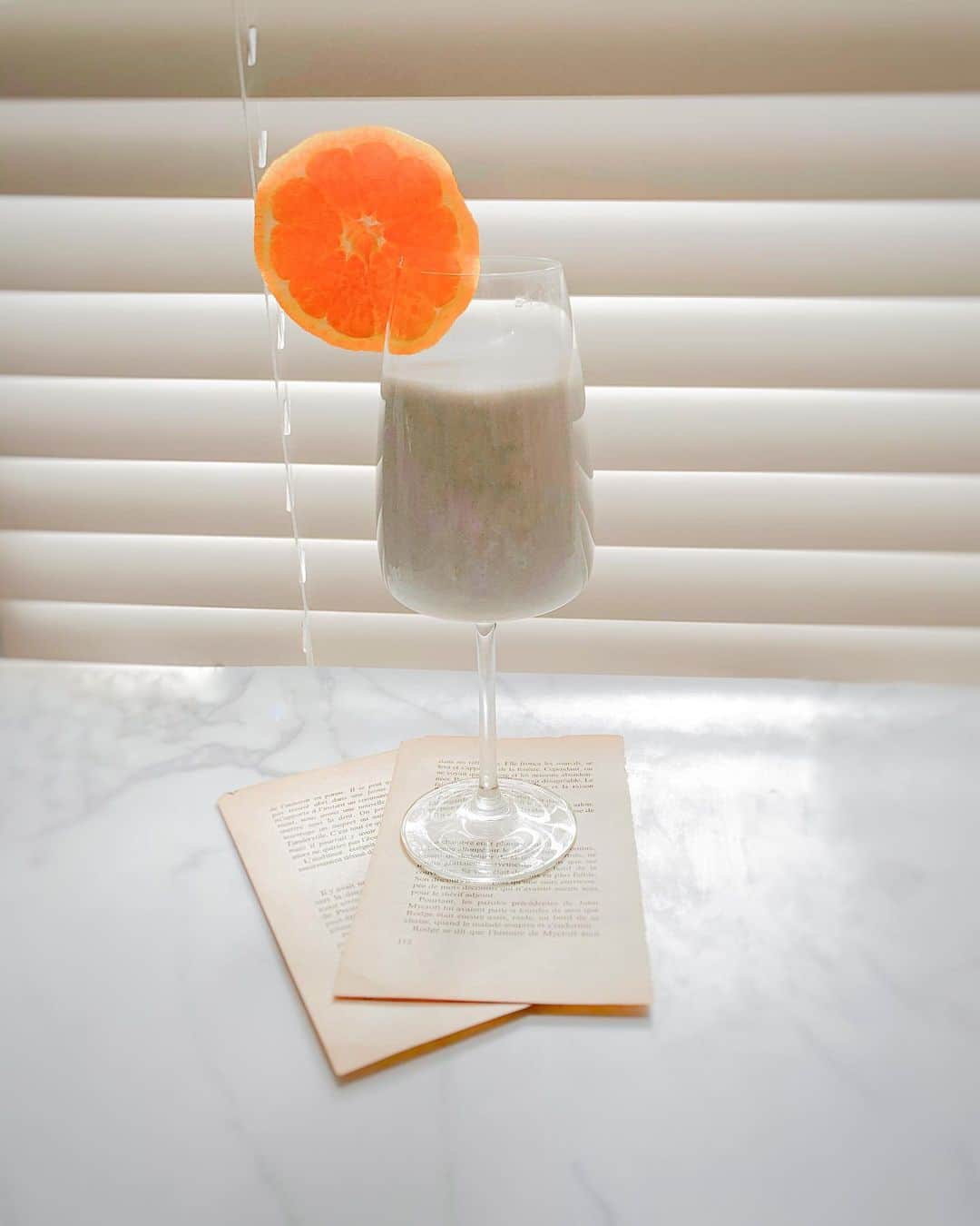 のインスタグラム：「🍊🍊🍊#おうちカフェ スムージー美味しい😋 . . . さっぱりデザート🍊 あのスムージー続けてます🙆‍♀️ 最近は色々入れてアレンジしてるよ デザート🍊 . . しっかりクレイスムージー(@claysmoothie_official )が水分を吸ってくれるからお腹の中でも 満腹感増し増し✨ . . 今回は 牛乳 オレンジ🍊 クレイスムージー のフルーツスムージー✨ . . オレンジの甘皮？が食感残るから 食べ応えも増していいね！ フルーツたくさん入れるのアリだと思う！ . . . . もともとクレイスムージー自体が 甘くてフルーティなんだけど 柑橘系ではないからオレンジ+🍊 アリですわ！ . . . おうちカフェのレパートリー増えてきた🙆‍♀️ . . . . . #おうちおやつ #おうちスイーツ #カフェスタグラム #おうちcafe #スムージーレシピ #ダイエット記録 #ダイエット #CLAYSMOOTHIE #クレイスムージー #pr」