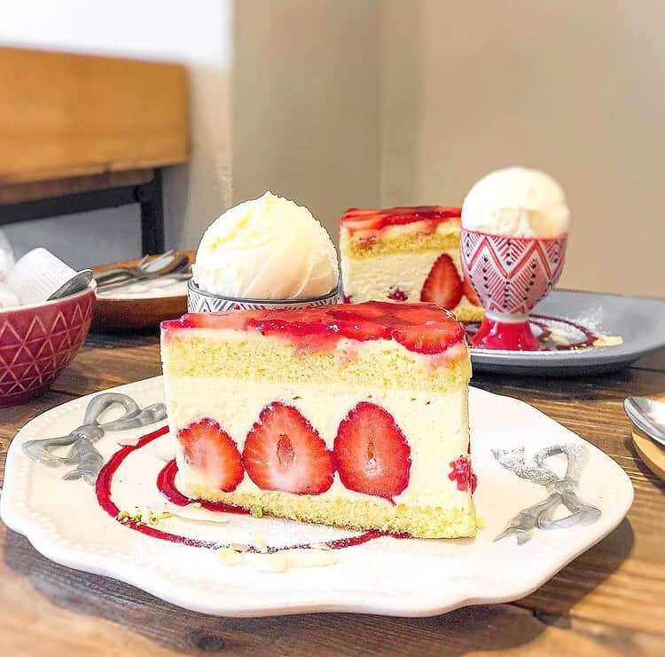 Beaustagrammerのインスタグラム：「［#cafemiru_福岡］﻿ ——————————————————————﻿ 友達の家に来たような落ち着く空間🌷「Amis」﻿ ﻿ あまおうの断面美🥺💕スポンジ×バタークリームの相性抜群の一品ですっ🐰🎀﻿ ﻿ ☑︎あまおうのフレジェ🍓﻿ ※販売状況は事前にお店へご確認ください。﻿ ﻿ 📍Amis﻿ ⚪︎住所 / 福岡県福岡市中央区白金1-4-18 1F﻿ ⚪︎営業時間 / 【月・火・木〜日】12:00〜(カフェ)18:00 (テイクアウト)19:00﻿ ※現在は営業時間が異なる場合がございますので、事前にご確認ください。﻿ ⚪︎定休日 / 水＋不定休﻿ ⚪︎アクセス / 薬院駅より徒歩5分﻿ ﻿ 【#cafemiru_Fukuoka】﻿ 📍Amis﻿ ◎Open Hours / 【MON&TUE&THU-SUN】12:00〜(cafe)18:00 (take away)19:00﻿ ◎closest station / 「Yakuin」﻿ ﻿ ☕️ @amis_sweets_cafe﻿ 📷 @alice_8.8﻿ ———————————————————﻿ Cafemiruでは「#インスタ探検隊」or「#cafemiru」をタグ付けしているカフェ写真から、運営スタッフが厳選してご紹介しています👀🔍」