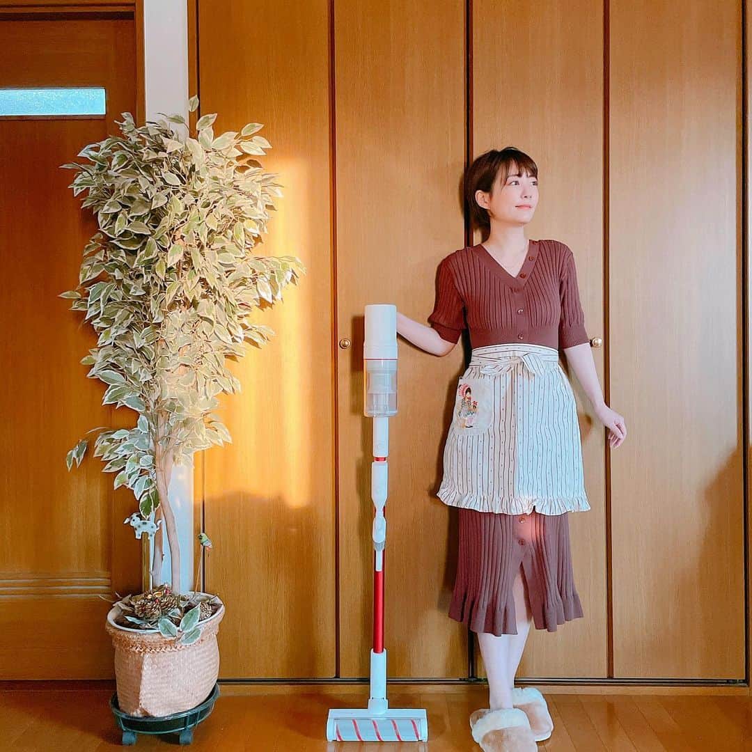 うえむらちかのインスタグラム：「ひな人形飾るのに部屋を片付けろと姉から指令を受けたのでひたすらにお片づけの日々……﻿ ﻿ お掃除家電を仕入れました📝﻿ ﻿ 我が家初のコードレス掃除機🧹﻿ ﻿ 充電式でらくらくちん✨﻿ うちに届いたら、父が﻿ 「わしの車用か！？」と喜んでいました🚗﻿ （違うけど笑 使っても良いけど笑笑）﻿ ﻿ どこでもスイスイのスイ〜で掃除機かけられるの楽〜🛼﻿ ﻿ これを選んだのは赤が決めてだけど笑﻿ 機能面も参考にどうぞ🤗﻿ ﻿  18000Pa真空度：  モーターの精度は0.0025g、新世代のAERO3.0高速モーターを搭載。﻿ ﻿ 独立モーターSoftベルベットローリングブラシ：  ダブルスレッド構造設計により、高速回転中に強力なスパイラル気流を形成して吸引﻿ ﻿ 2000mAhリチウムイオン電池：  バッテリー充電3.5時間、連続使用時間は最大48分﻿ ﻿ LEDカラーディスプレイ：  吸引、ギア、残バッテリーなど、マシンのステータスがリアルタイムで表示﻿ ﻿ 取り外し可能なダストカップ： 細かいフィルターと集塵カップを取り外して、掃除を容易にし、発生源からの細菌の増殖を解決﻿ ﻿ Gshopperサイト﻿ ☞TROUVER SOLO 10 コードレス掃除機スティック＆ハンディー2-in-1﻿ ﻿ 5%OFFクーポン﻿ ☞MENWJ3E524﻿ ﻿ ﻿ #GshopperJP #pr #ROZI﻿ #お掃除 #ハンディ掃除機﻿ #掃除機 #クリーナー﻿ #コードレス﻿ #コードレス掃除機 #掃除機がけ」