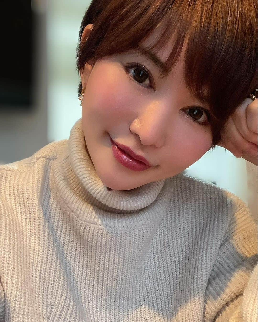 里美ゆりあのインスタグラム：「YouTube撮影の前に上野のストリップ劇場まで星愛美さんに逢いに行ってきました^_^  52歳とは思えない美ボディーと立ち振る舞いに感動しましてツーショット写真撮影の時はとても緊張しましたが「また来てね💕」という優しいお言葉を頂きました^ - ^ ストリップという中々行く機会がない場所ですが今回とても素敵な刺激を沢山与えてもらいました。 女性の身体はとても神秘的で綺麗という事と、踊り子さん達の演出と綺麗な見せ方が凄すぎたと言う事でした^ ^  皆さんもぜひ😍  ツーショット写真を載せて良いか分からなかったの載せてないです😌  #ストリップ #劇場 #踊り子 #上野」