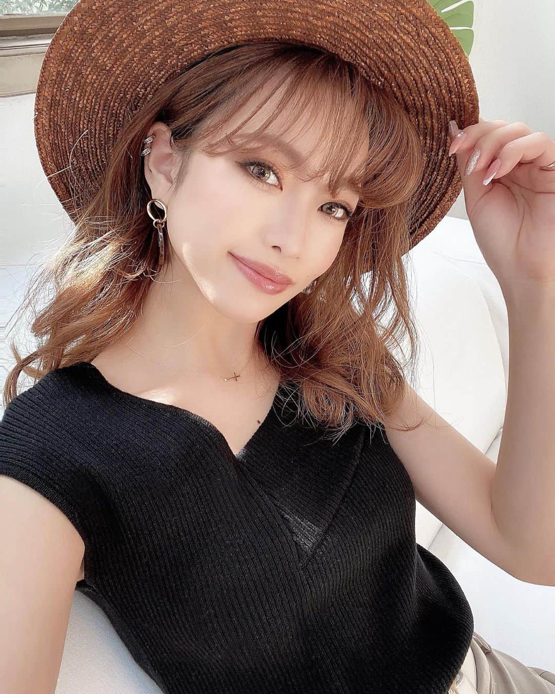 木田絵里香のインスタグラム：「. 今日もお仕事お疲れ様でした📸💖 . さてさて、14日までセール中🔥 トップのURLから会場いけます🥰❤️ . MS_06656 を最後にクーポンとして入力して更に10%OFFでGETしてね🤍🤍 . #fashion#coordinate#hat#knit#black#sale#コーデ#メイク」