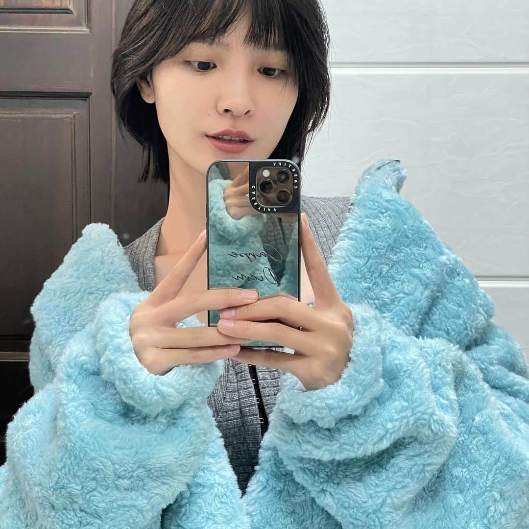 吳子霏（Ellen Wu）のインスタグラム：「昨天QA蠻多人問關於自信的事情，其實我也一直都在學習、一直在找方法。﻿ ﻿ 回過頭省思過去的自己，為什麼沒有自信？其實源自於我很害怕受到評價或他人貼標籤的影響，很害怕自己的一言一行，甚至會為了配合他人的想法而違心。﻿ ﻿ 後來漸漸在表演之路體悟到，一個人深信自己做得到，或是懂得欣賞自己，正是自信的養成，也會使自己越來越有魅力。﻿ ﻿ 開始嘗試展現不同的樣貌，取捨喜好，對於他人的想法保持尊重與參考，學著遵從內心的想法。﻿ ﻿ 我們都會在不同的階段遇到不一樣的課題，擁抱自己所有的情緒，喜怒哀樂羨慕嫉妒恨，人之常情，最後都會回歸成養分。﻿ ﻿ 題外話，只要不工作我都很懶，回家過年也都隨便穿穿，因為媽咪的鼓勵，今年特別想了一下要穿什麼回家一起吃飯，阿嬤跟媽咪看了都超級開心😂。﻿ ﻿ 新年新希望，從欣賞自己開始，由內而外。﻿ 祝大家除夕夜團圓快樂。﻿ ﻿ #ellen12say」