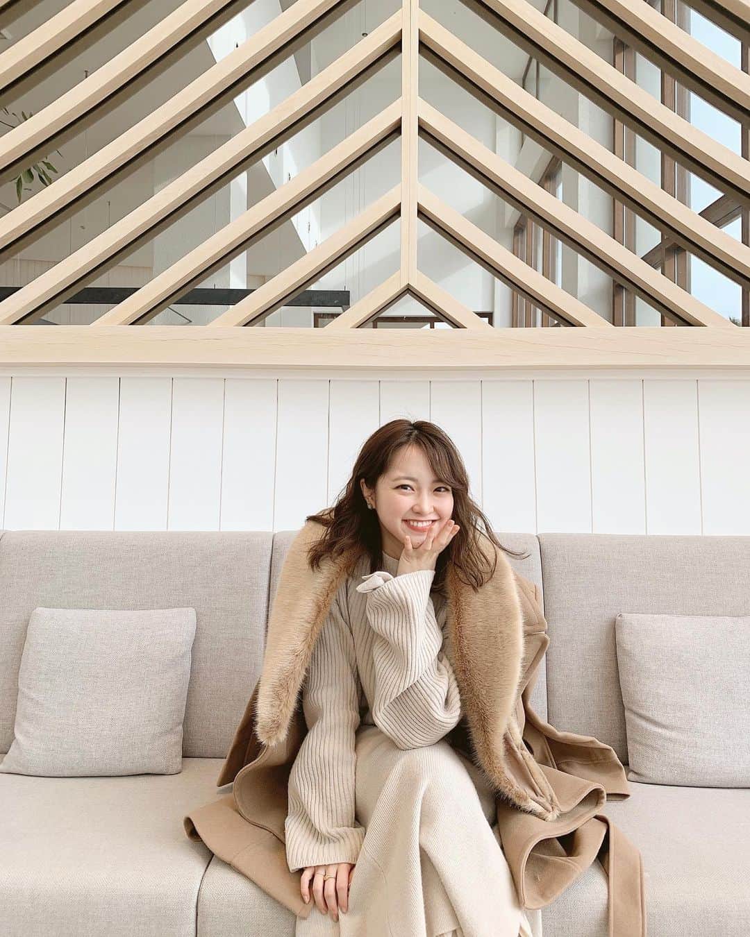 大野愛友佳のインスタグラム：「あったかくなってきたから... 昼間はコートをぬいだり肩からかけたり.. そんな季節になってきた気がする✨  ここのランチビュッフェはハーフビュッフェで、 メイン以外のアペタイザーとサラダやデザートがなんども食べれるの◎  アペタイザーの彩りもよくて シンプルなつるんとしたハンバーグも美味しくてコスパも◎  #ランチビュッフェ#ホテルビュッフェ#海沿いランチ#海沿いカフェ#大磯プリンスホテル#大磯ランチ#神奈川ランチ#休日コーデ#ワントーンコーデ#ファーコートコーデ#ニュアンスカラー」