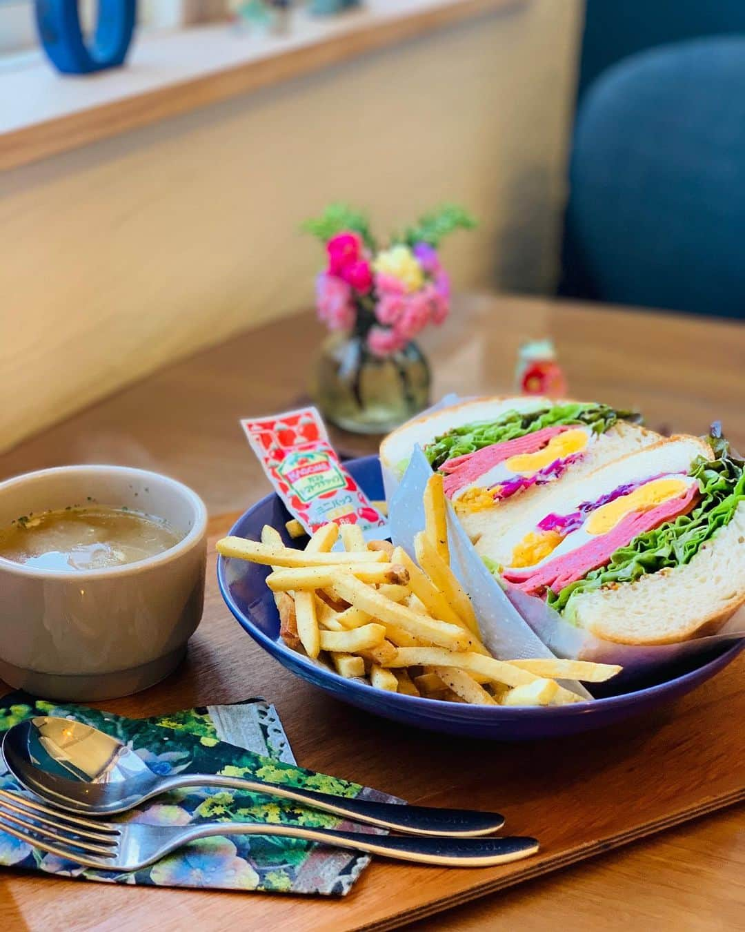 あいちの甘いやつのインスタグラム：「大好きなカフェYoccriさんへ行ってきた🙌🏻✨  サンドイッチランチ🥪✨ 思ったよりもボリューム満点❣️ 中のサンドも選べたよ❤︎  パンがもっちり食べ応えあって ハムも野菜もたっぷり✨ スープも優しい味🥰 どれを食べても安定の美味しさ💕  ここに来たら外せないのがクリームソーダ✨ 味はホワイトピーチ🍑 今まで飲んだ中で一番好きな味かも🤭💕  ランチ時間でもパフェがいただけるということで、いちごの郷よつ星 ミニパフェも注文🙌🏻✨  いちごが甘〜い🍓 おいりと金平糖が散りばめられてて可愛い💕 下にはたっぷりのいちごムース❤︎  大きすぎず、程よい量の可愛いパフェでした✨  #名古屋カフェ #名古屋カフェ部 #あまなび #名古屋インスタ交流会 #インスタグルメアワード2021  #インスタグルメショー #グルメディア #trevary #nagoya_style #長久手カフェ #yoccri #サンドイッチ」