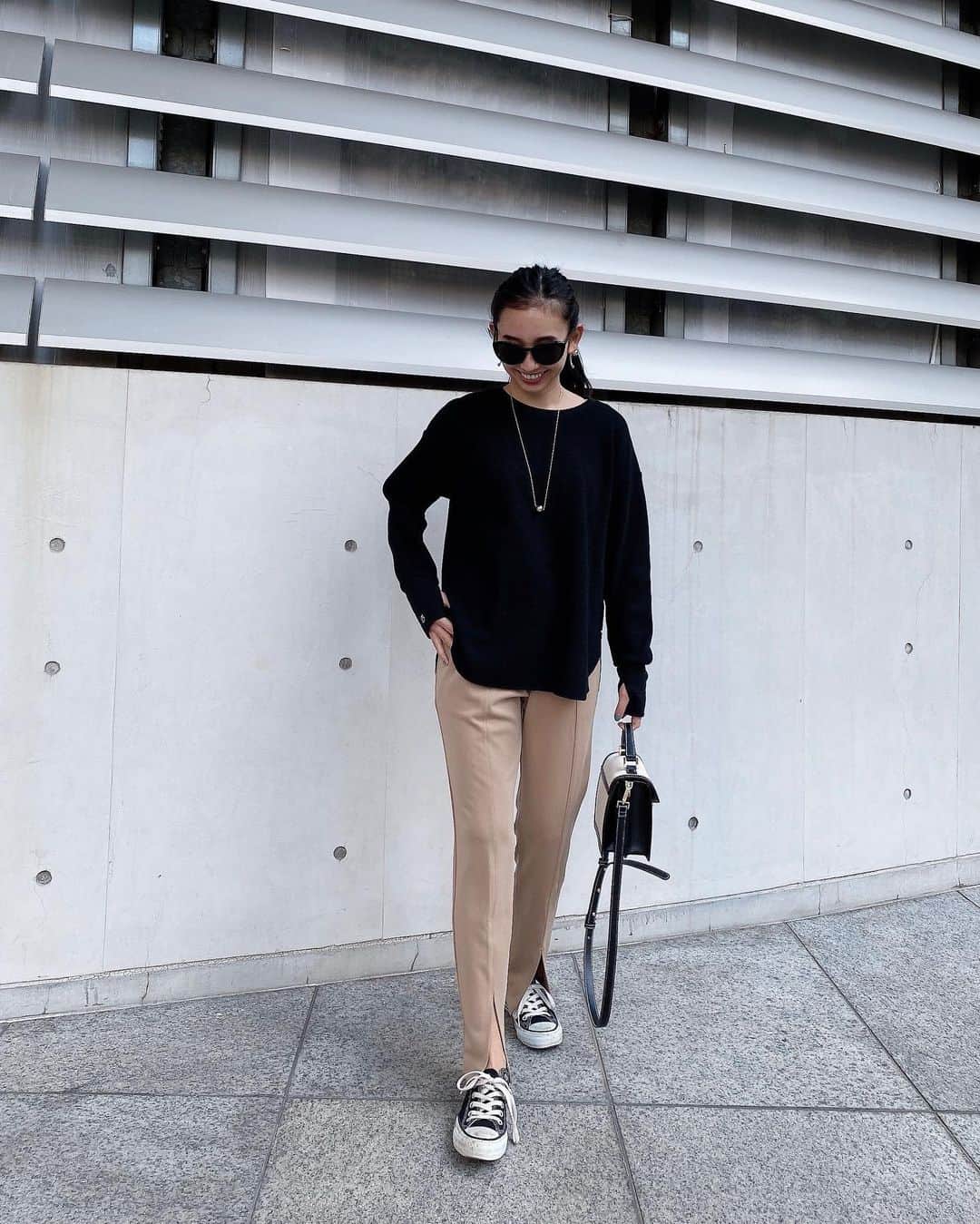 鈴木詩織のインスタグラム：「お気に入りのパンツ〜♡ センタースリットだと抜け感が出るから好きなんです。 履き心地もいいストレッチが効いてる生地なので歩きやすくて良き🙆🏾‍♀️  @sa_youu さんの黒トップス×キャメルパンツの組み合わせがかわいくてまねっこしました😆♡  靴以外全て @damefrank_official です！ パンツとバッグはまだ購入できまーす❣️  ﻿ ﻿  #コーデ部#コーデ日記#162cmコーデ#ダムフランク#damefrank#スリットパンツ#ロンt#ロンtコーデ#春コーデ#キャメルコーデ#ブラックコーデ#ロングネックレス#黒コーデ」