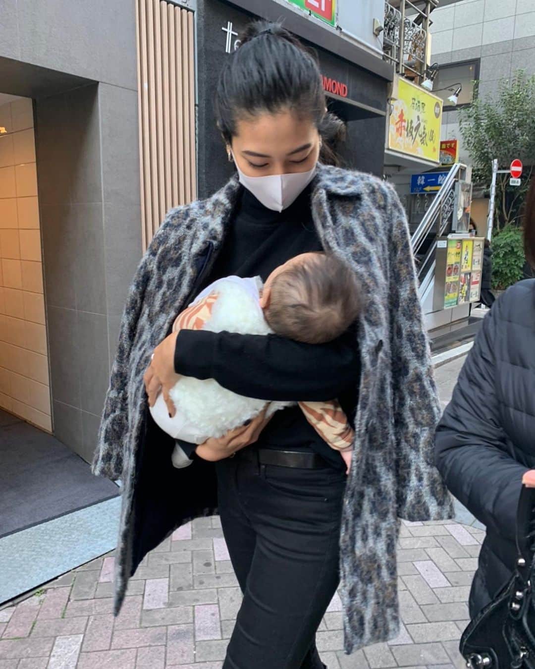 那須ミラノのインスタグラム：「寝ちゃった天使👼🏻👼🏻👼🏻」
