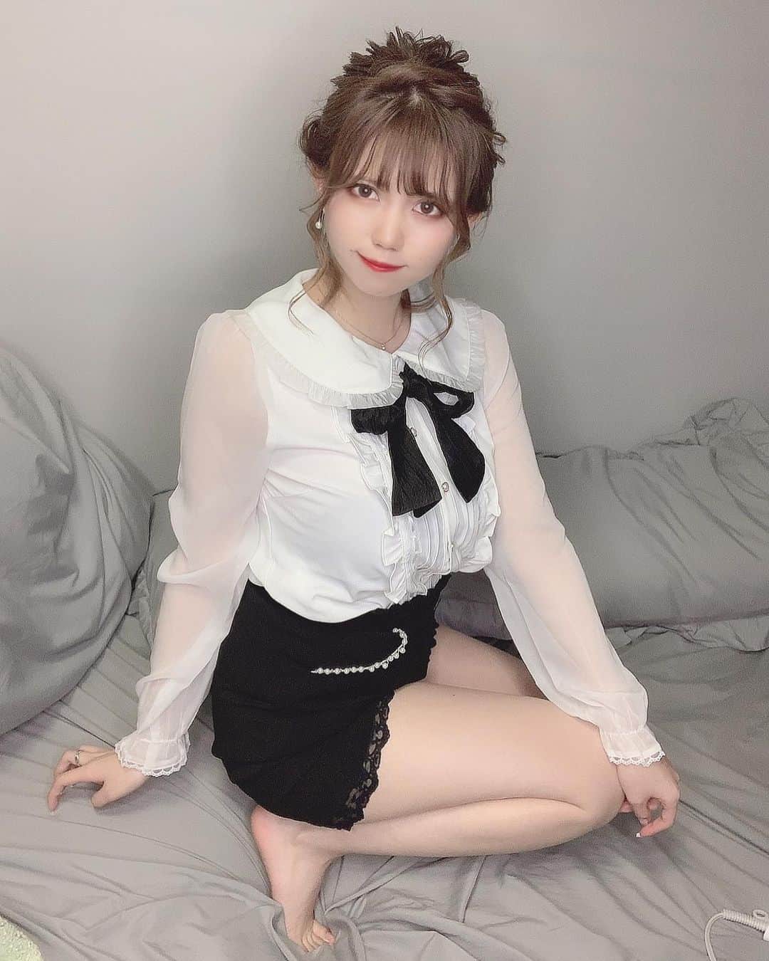 のインスタグラム：「..♡♡ . . いつもと違う雰囲気の 私服ちゃんです🌷 . . #私服 #自撮り #セルカ #selfie #自撮り女子 #ヘアアレンジ #白ブラウス #タイトスカート #太もも」