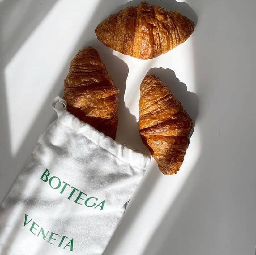 Blonde Saladさんのインスタグラム写真 - (Blonde SaladInstagram)「Some carbo energy for this Thursday 🥐 #theblondesalad #criossantlover #bottegaveneta pic by @stezzzzzzzzz」2月11日 19時34分 - theblondesalad