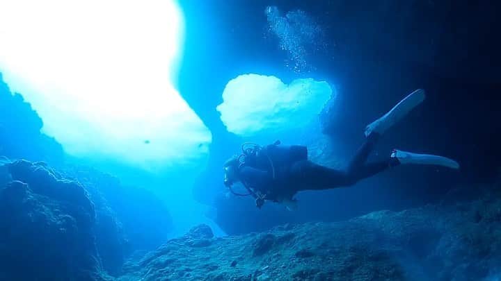 澤井玲未のインスタグラム：「宮古島ダイビング🧜🏽‍♀️ 海の中の世界はこんな感じ💙✨ 是非一度経験してみて欲しい😍  〜サンゴは産卵後、石や岩に卵が着床して育ちます🥚🌈 目には見えないほどの小さなサンゴの赤ちゃんを守る為に、宮古島ではノータッチサンゴマナーをお願いしています〜  【ノータッチサンゴマナーとは？】 ①立たない ②歩かない ③蹴らない ④触れない ⑤餌付け禁止  @sdgs_miyakojima_okinawa  のフォローも是非してね💕  【いいね❤️コメント💭シェア】が審査基準になります、2/21までご協力お願いします🧜🏽‍♀️💜 #ノータッチサンゴマナー #notouchcoral #宮古島 #miyakojima #diving#divinginstructor#scubadiving#ダイビング#スキューバダイビング#ダイビングインストラクター#沖縄#okinawa#珊瑚礁#coral#ダイビング女子#ダイビング好きな人と繋がりたい #旅行#南国#海#夏#padi#沖縄好きな人と繋がりたい#海好きな人と繋がりたい#青の洞窟ダイビング #宮古島ダイビング#ダイビングモデル#小麦肌#underthesea#sdgs」