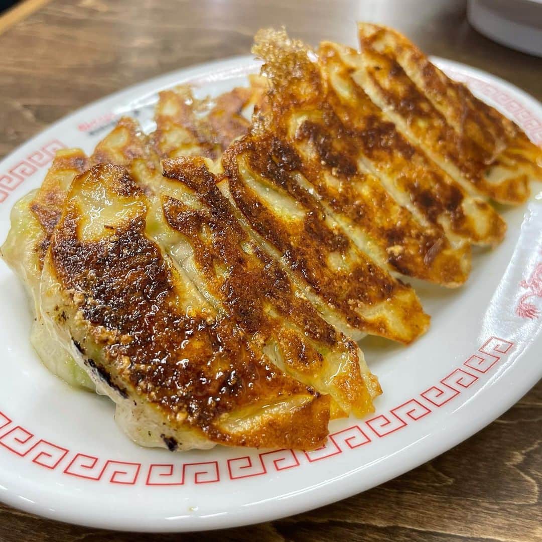 のインスタグラム：「焼肉ふたごグループから五反田にNewオープンした大阪餃子専門店よしこ @gyoza445 さんのレセプションへご招待頂きました🥟 ここの餃子は生姜がとってもきいていて美味しかった😍 卵焼きもごま油風味とマヨネーズが絶妙に美味しい💕  昭和な雰囲気のお店で家庭の味✨  コスパがとっても良くて美味しいので是非行ってみてね♪  お土産に冷凍餃子も頂き嬉しい😆 お腹いっぱい食べて大満足✨  #よしこ#餃子#餃子専門店#家庭の味#新規オープン#焼肉ふたご#pr」