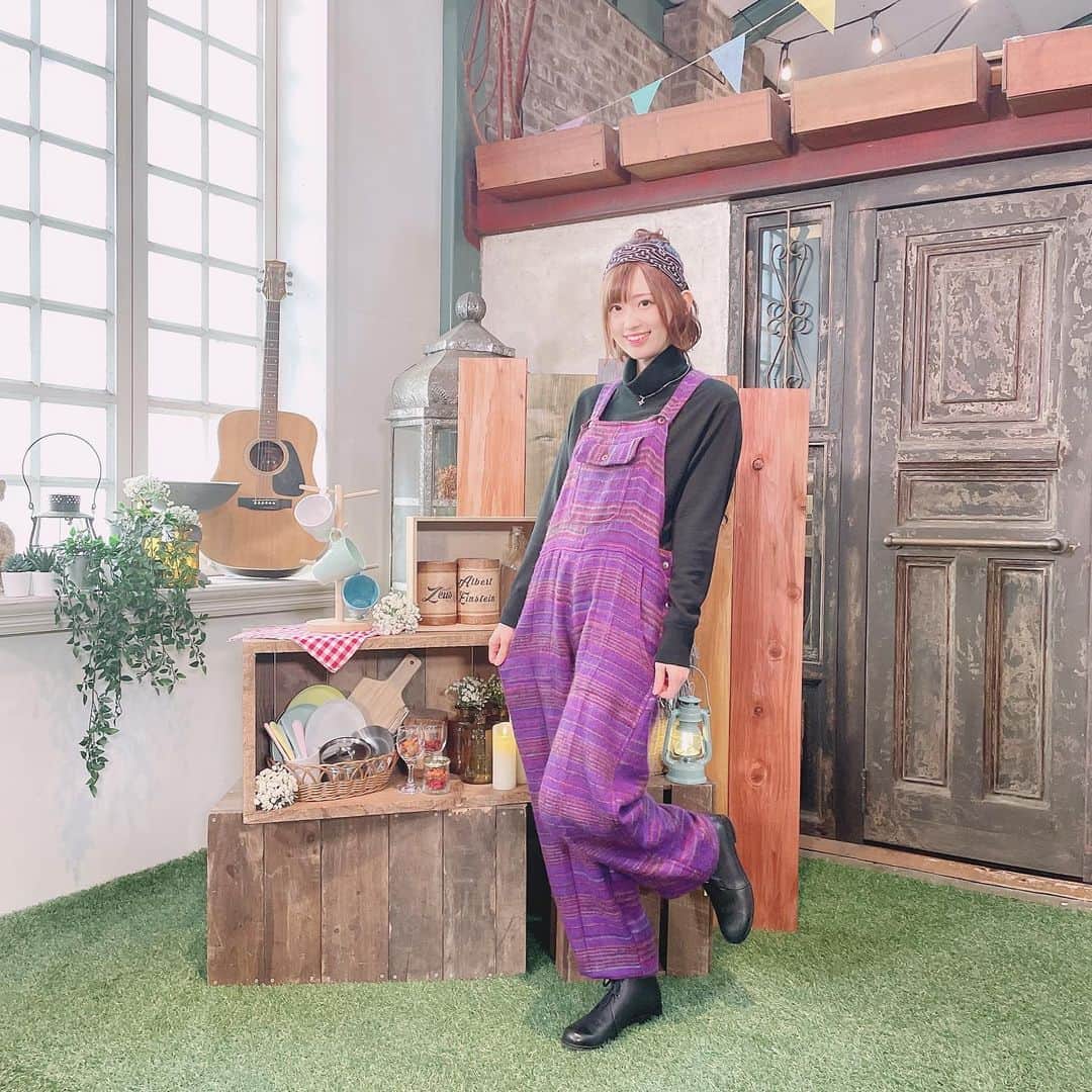 高橋李依のインスタグラム：「📷2021.2.6﻿ ﻿ ﻿ FGO ウィンターキャラバン﻿ オンライン 2021 Vol.2﻿ ﻿ 生配信でした！﻿ ﻿ *﻿ ﻿ この日はおうちキャンプというか、﻿ グランピングのような﻿ スタジオだと聞いていたので、﻿ こんな感じにゆるく選んでみました⛺☺️﻿ ﻿ ﻿ さすが撮影スタジオ！映えてる😎✧﻿ ﻿ ﻿ *﻿ ﻿ 頭のヘアバンドは、﻿ 黒と紫の紐が手編みされてます。﻿ ﻿ ﻿ お店で見つけてすぐに﻿ マシュ色！って思ったのですが、﻿ インテリアなのか衣類なのか﻿ 微妙にわからなくて(笑)﻿ ﻿ ﻿ お店のおじさまに﻿ これ何ですか～って聞いたら﻿ 「あたま か こし～」﻿ って言ってくれたので﻿ 安心してあたまに巻くことにしました😊﻿ ﻿ ﻿ 紫のオーバーオールも同じお店。﻿ ﻿ ﻿ ネックレスはTwitterにもあげましたが﻿ チチカカさんのです✝﻿ ﻿ 盾っぽくて、絶対イベントで使おうと、﻿ バビロニアのアニメの頃から﻿ キープしてました✌️＼ｵﾏﾀｾ／﻿ ﻿ ﻿ ﻿ *﻿ ﻿ ﻿ 配信は……、﻿ 謎解きで挽回できてよかったああ……っ😂﻿ ﻿ ﻿ ﻿ ﻿ #声優 #りえりー服﻿ #FGO #高橋李依」