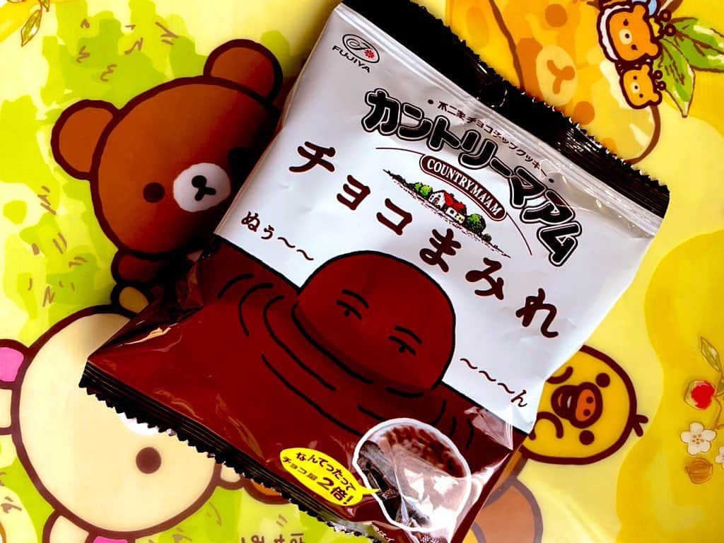 倉田雅世のインスタグラム：「今日のおやつ。 チョコ2倍だそう。 すんごいチョコ。 #チョコまみれ #カントリーマアム」