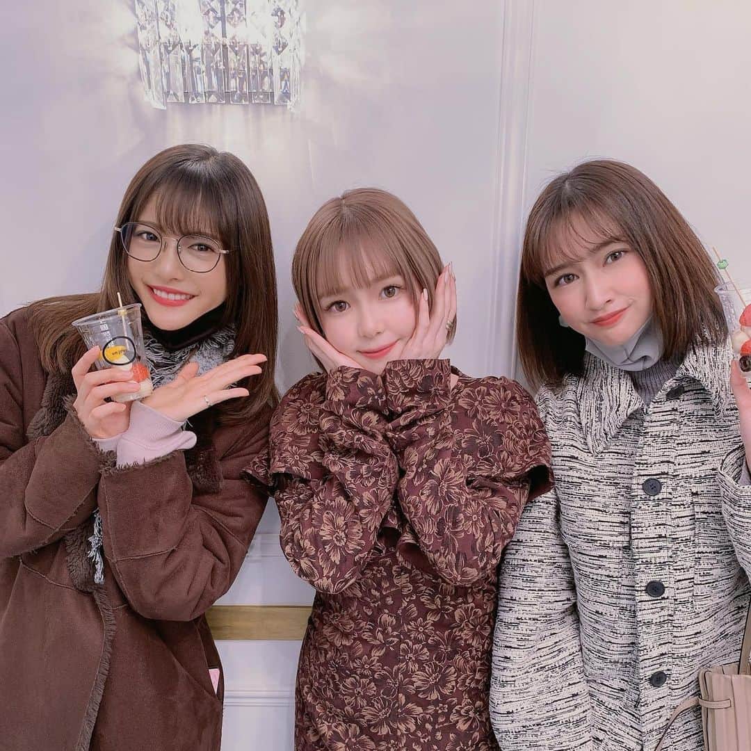 小泉遥のインスタグラム：「. . ももちゃんがプロデュースしてる フルーツ＆チーズ店﻿「un jour（アンジュール）」 にレセプションでお邪魔してきました🤍🤍 . チーズと苺の組み合わせが めちゃくちゃ美味しかった〜！🍓 また食べたいな〜🍓🍓 . #unjour @unjour_fruits_cheese」
