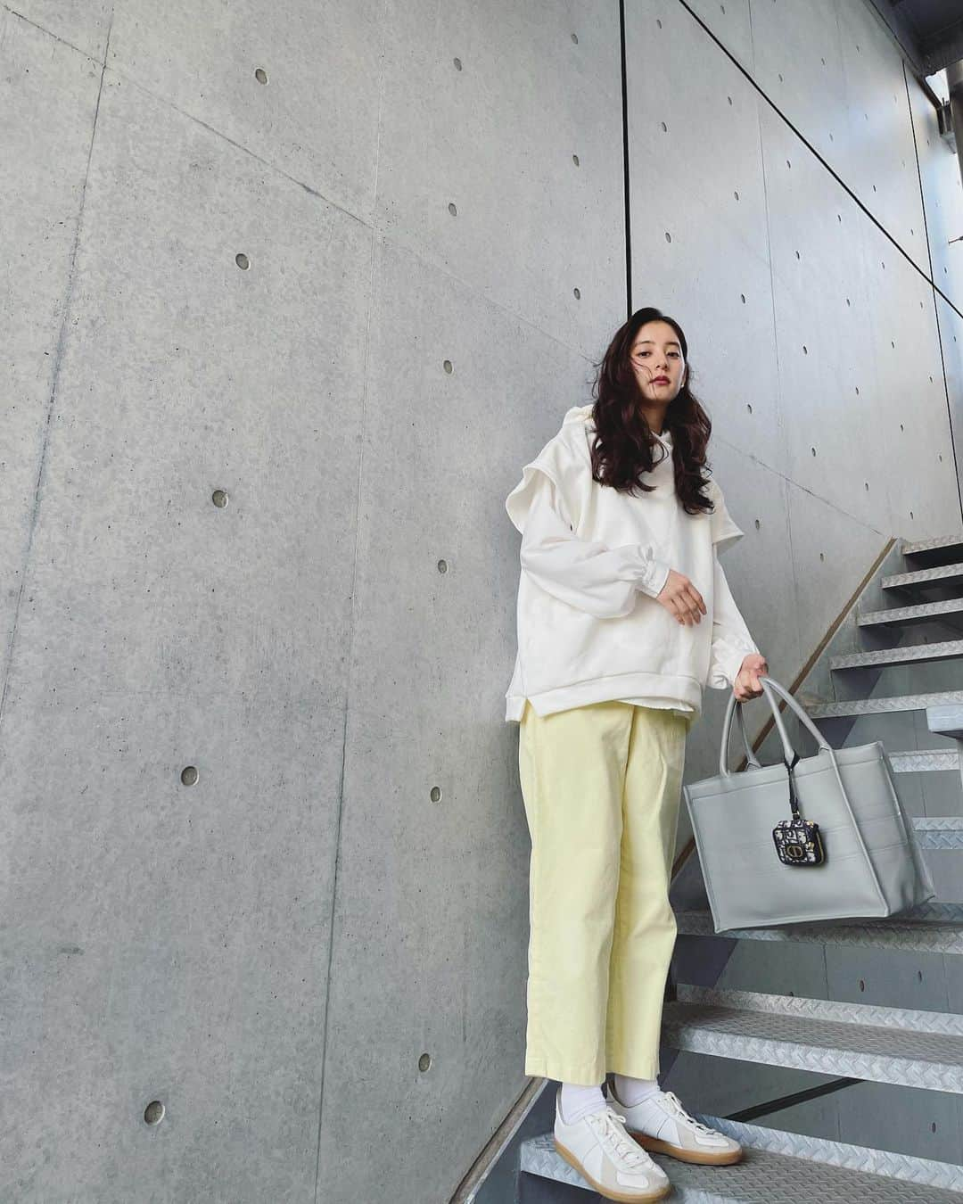 新木優子さんのインスタグラム写真 - (新木優子Instagram)「私服  coat : @isabelmarant  shirt : @amerivintage  foodie : @blackbymoussy_official  pants : @not_lonely_tokyo  shoes : vinage bag : @dior   #撮影の時だけマスク外しています🙇🏻‍♀️✨」2月11日 19時38分 - yuuuuukko_