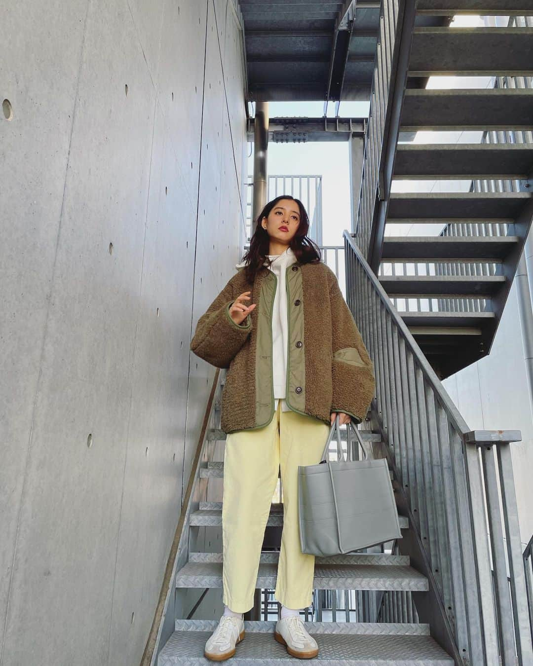 新木優子さんのインスタグラム写真 - (新木優子Instagram)「私服  coat : @isabelmarant  shirt : @amerivintage  foodie : @blackbymoussy_official  pants : @not_lonely_tokyo  shoes : vinage bag : @dior   #撮影の時だけマスク外しています🙇🏻‍♀️✨」2月11日 19時38分 - yuuuuukko_