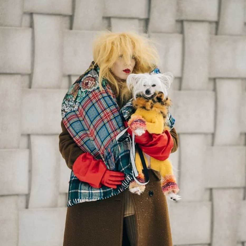 B. Akerlundさんのインスタグラム写真 - (B. AkerlundInstagram)「A girl and her dog ....... @stockholmfashionweekofficial photo : @aks 🐶 @bootzy_smallz」2月11日 19時43分 - bcompleted