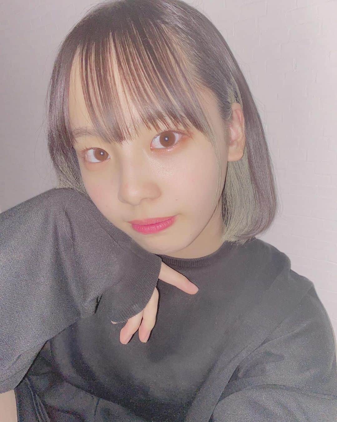 佐佐木一心のインスタグラム：「・  染めてみた〜というのは嘘ですが シャンプーで落ちるワックスを塗ってみました〜  インナーカラー💇‍♀️  早く染めたいいい〜😻  #ラストアイドル #ラストアイドル2期生 #インナーカラー #インナーカラーボブ #ヘアカラー #ヘアスタイル #ヘア #ヘアセット  #インナー」