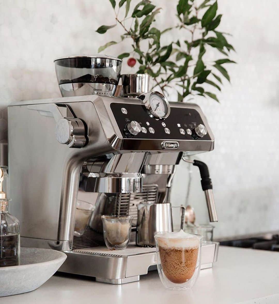 De'Longhi Sverigeのインスタグラム：「La Specialista är något alldeles extra. Njut av konsten att göra riktigt gott kaffe. ☕️💙 📸 @boxwoodavenue #delonghi #seriousaboutcoffee #kaffekärlek #coffeelove」