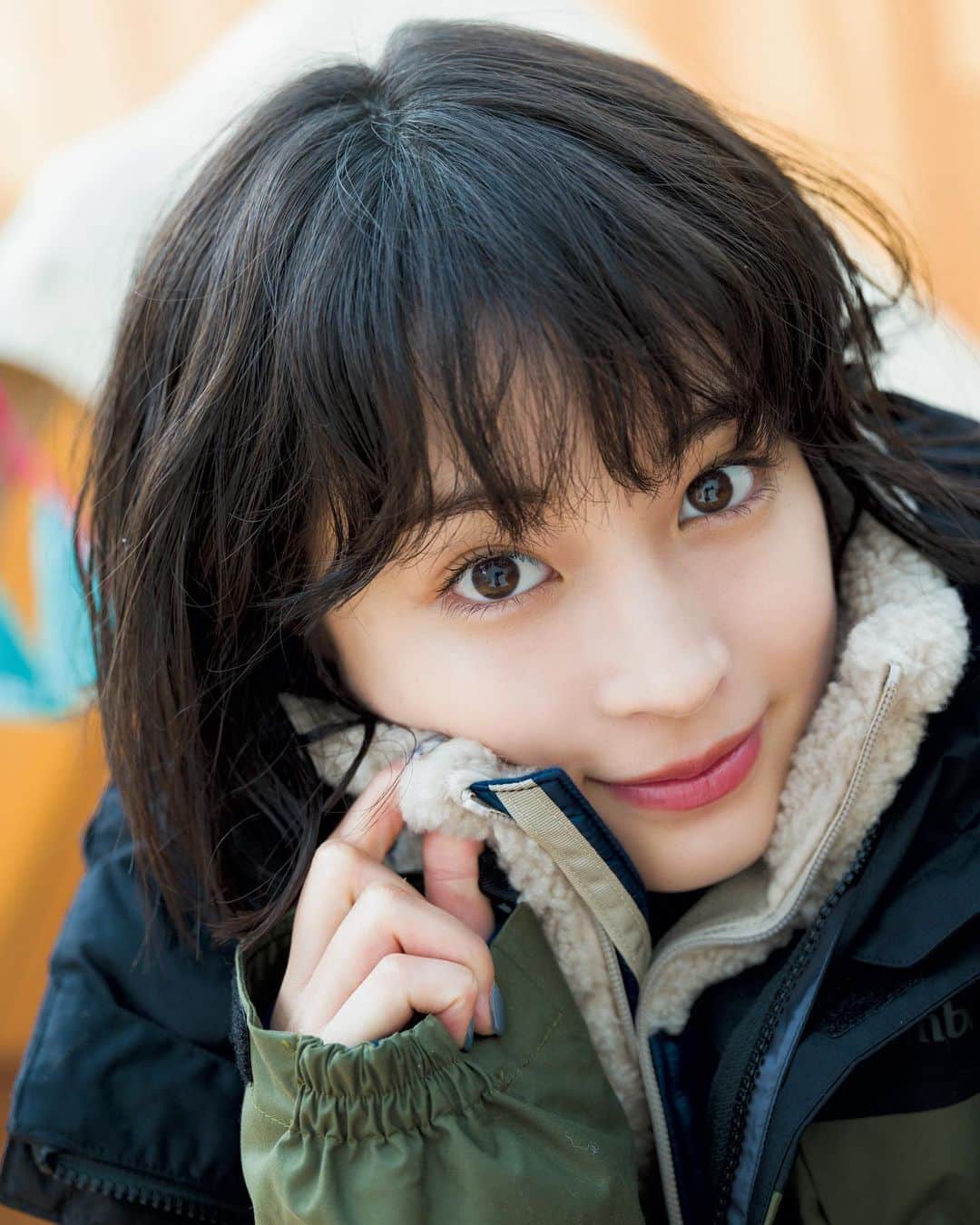 週刊少年マガジンのインスタグラム：「2021年2月10日（水）発売の「週刊少年マガジン」11号に、女優・広瀬すずさんが久しぶりに登場！ 冬のキャンプデートカットを撮り下ろし！ インタビューもあるよ！  撮影 / Takeo. Dec スタイリング / 小川末久 ヘアメイク / 菅野綾香 プロップスタイリスト / 岡野香里（TRON） デザイン / 坂上和也（banjo） 衣装協力 / コロンビアスポーツウェアジャパン（0120-193-803）、 ジュエッテ（0120-10-6616」