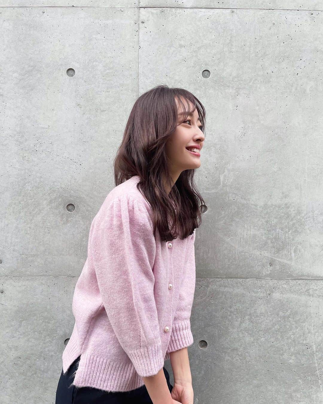小祝麻里亜のインスタグラム：「💖🌸🎀💙  ストーリーズでもみなさんに伺いましたが、ニュースでも花粉が飛んでいるっていってましたね🤧  私も感じてます🥲とくに目がかゆい〜〜。写真は打ち合わせのあとだから、大荷物👜  ． ． ．＿＿＿＿＿＿＿＿ #outfit #coordinate #look #instafashion #vasic #셀스타그램 #얼스타그램 #코디 #스타일링 #데일리 #데일리룩 #오오티디 #158cmコーデ #ピンクコーデ」