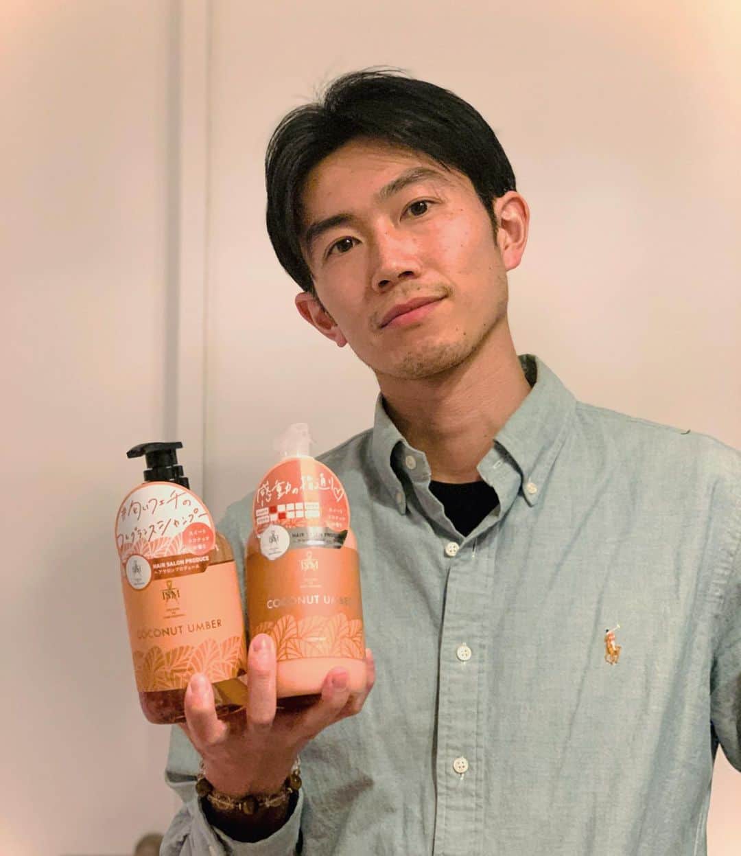 のインスタグラム：「New shampoo from @hair_ism   いつも通ってるヘアサロンISMプロデュースのヘアシャンプー&トリートメントをゲット⭐️ 4種類ある香りの中からスイートココナッツの香りをチョイ！  #匂いフェチのフレグランスシャンプー #ism #ism南青山  #ヘアサロン #ヘアケア #シャンプー #トリートメント #美容室  #メンズカット  #匂いフェチ」