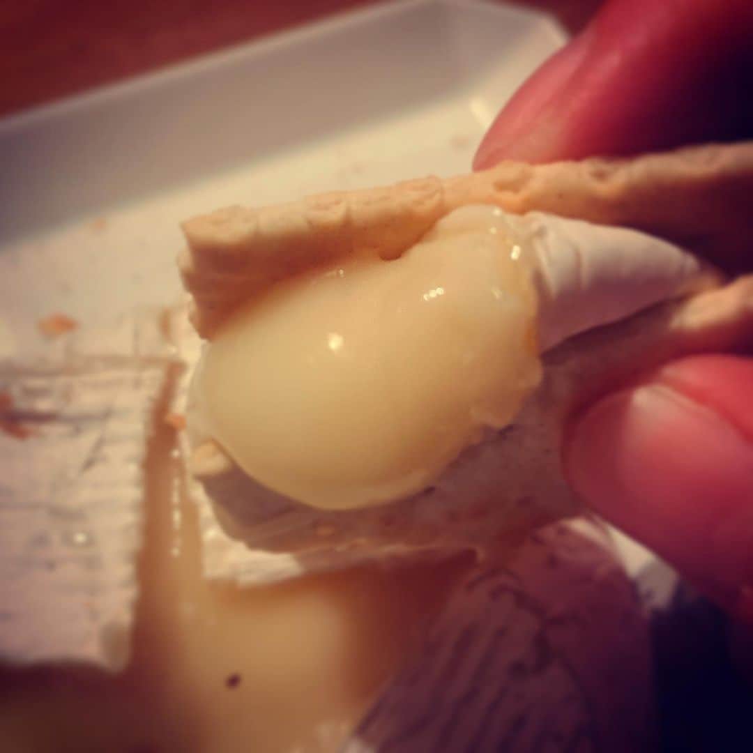 梅津有希子さんのインスタグラム写真 - (梅津有希子Instagram)「家にこもりすぎて、もう何食べていいかわからなく、カルディの「Colussi」クラッカーに、よつ葉のカマンベールチーズばっかり食べてる。「うん！！」「とろける〜♪」「歯がいら〜ない❤️」と、女子アナ食リポごっこ。　#カルディ #よつ葉 #チーズ #cheese」2月11日 19時47分 - y_umetsu