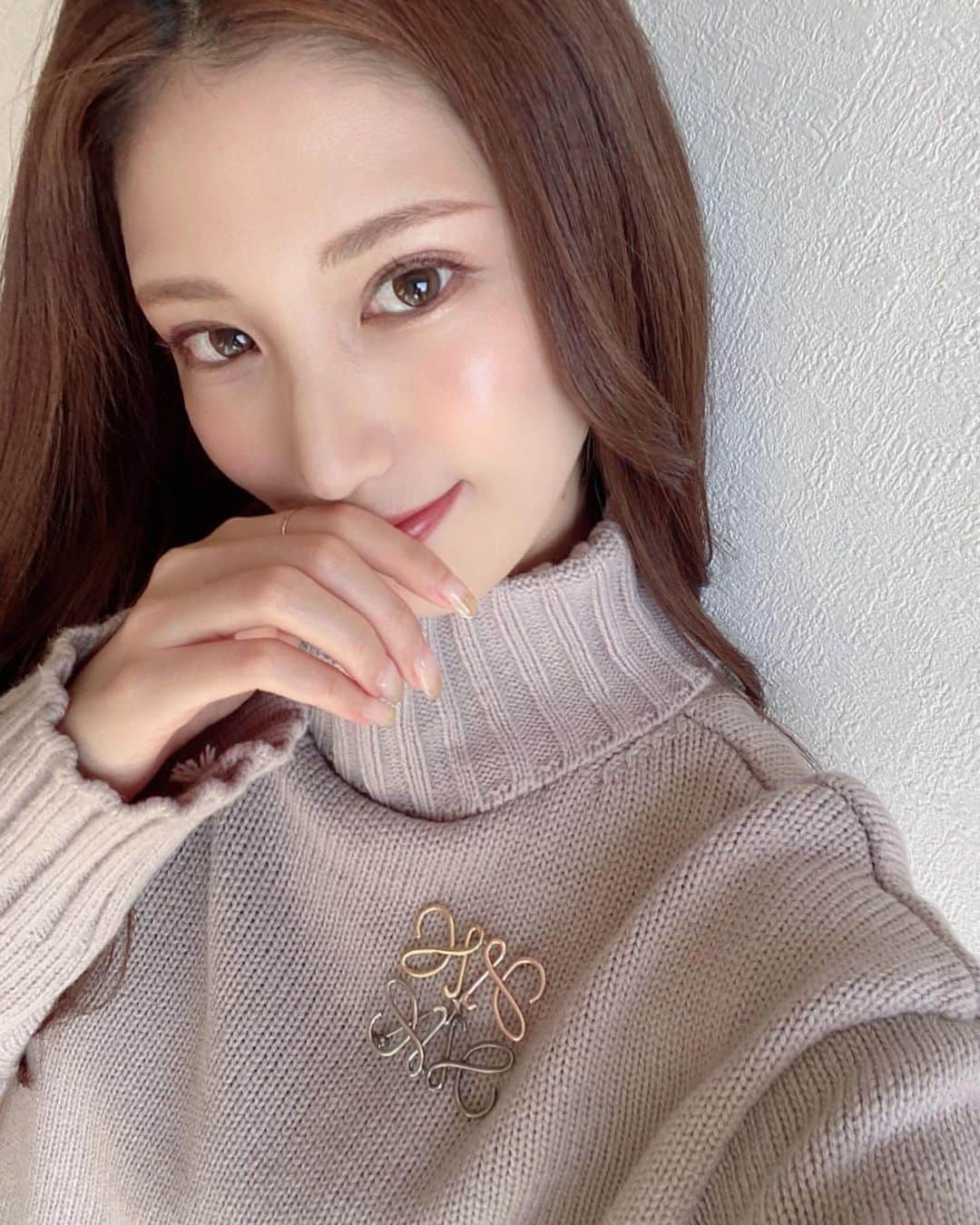 のインスタグラム：「オススメの #美容鍼 ♡ . 雑誌などでも紹介されているトータルサロン｢Salon de 美的ラボ｣ @salon.bitekilab さんへお肌のメンテナンスへ🏃‍♀️ . 久々の美容鍼で緊張したけど、 @moe_._._moe さんの丁寧な施術でリラックスして、施術を受けてきました☺️ . 美容鍼は自己治癒力を引き出して、小顔効果・リフトアップ効果・美肌効果など嬉しい効果がたくさん◎ . 私の顔は、肌の血色が良くなってくすみが消えるのが分かりやすい👏 . 美的ラボさんは、美容鍼の他にもフェイシャルやバストや脱毛など施術が充実していて、すごくオススメです🥺❤️ . ご予約の際に【阿野いずみの紹介】と伝えると、初回半額＋お好きなオプションプレゼントになります🤝 . . . #salonde美的ラボ #美的鍼 #美容鍼 #痛くない鍼 #小顔効果 #つや肌 #くすみ #たるみ #むくみ #乾燥対策 #美容鍼灸 #福岡 #大名」