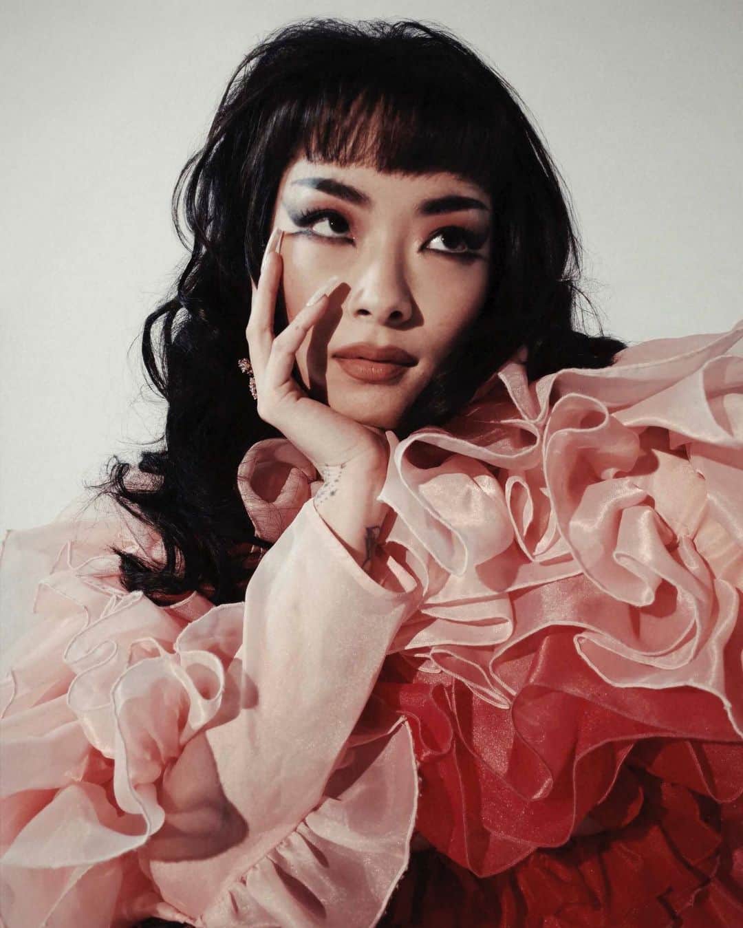 リナ・サワヤマのインスタグラム：「@rollingstone out now 🥺✨🐰」