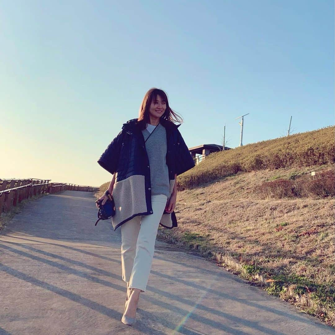 藤崎奈々子さんのインスタグラム写真 - (藤崎奈々子Instagram)「低温やけどしてからずーっと ぶかぶかのパンツかスカート生活だったけど、少しずつ良くなってきたので 久しぶりに大好きな @upperhights の新作デニムのチョークをおろしました❣️ ・ やーっと履けた👖 細身に見える形なんだけど、太い部分の肉感は拾わない優秀なパンツ 普通この色のパンツ履いたら私の太ももはごんぶとに見えるんだ😂 半年くらいの間に4本も集めてしまった upperhightsのデニム まだまだ集めたい♡♡♡ ・ お気に入りのポンチョコートは @capeheights.jp  毎年違うカラーで出して欲しいくらい好き❣️ ・ #upperhights#チョーク#デニムコーデ  #ケープハイツ#ポンチョ#コート」2月11日 19時55分 - nanakofujisaki