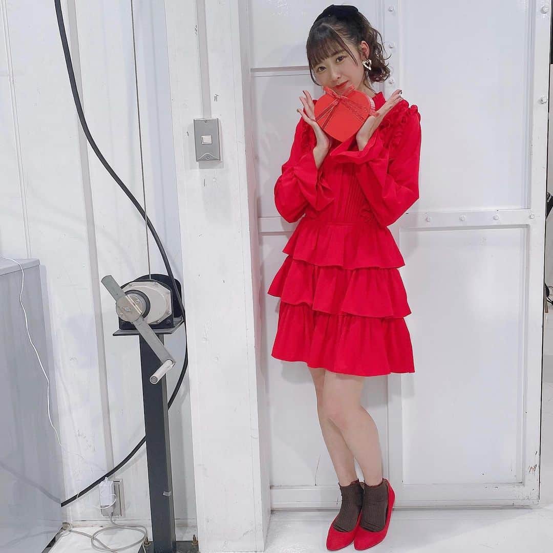高橋美海のインスタグラム：「バレンタインver🍫♡﻿ 明日（2/12）から予約がスタートします！﻿  そして、数量限定で直筆メッセージ缶(ランダム)入りチョコ付きも販売します！これお気に入りなのです🥰  ﻿ 是非ゲットしてくださると嬉しいです！！ ﻿  ﻿ ﻿ ﻿ #バレンタイン #バレンタインコーデ #ラストアイドル #生写真 #高橋美海」