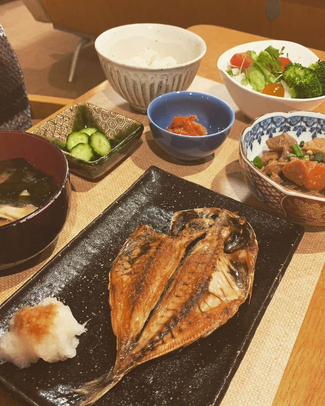 下川みくにさんのインスタグラム写真 - (下川みくにInstagram)「久しぶりのアジの開き.  パッケージに 無添加って書いてあったので購入.  （普段サバ率が高め.鯖女w）  アジの開きって 私はお腹を上にして 盛り付けるタイプです でもいろんな方の写真を見てみると 皮目を上にしてる方もいて.  正しいのはどっちなんだろーと思いつつ みなさんはどちらで盛り付けていますか  さて 今日の夕食は アジの開き以外は残り物たち. ちょうど筑前煮も作っていたし サラダはいつも常備してるし 楽ちん夕食でした  丁寧に. そして楽ちんに.  #和食#アジの開き#落ち着く #ご飯記録#料理記録#晩御飯#夜ご飯 #主婦クッキング#おうちご飯 #今日のごはん#暮らしの記録 #料理好きな人と繋がりたい#残り物 #ご飯日記#手料理#ご飯に合うおかず #mikuni飯」2月11日 20時05分 - mikuni_shimokawa