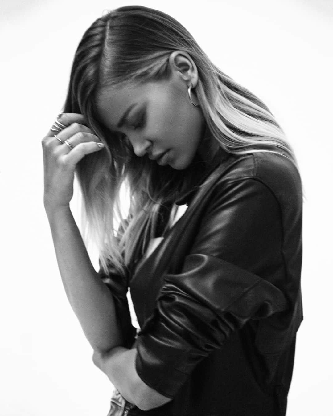 ソフィア・ミロシェヴィッチのインスタグラム：「Different kind of cool ☄️☄️☄️」