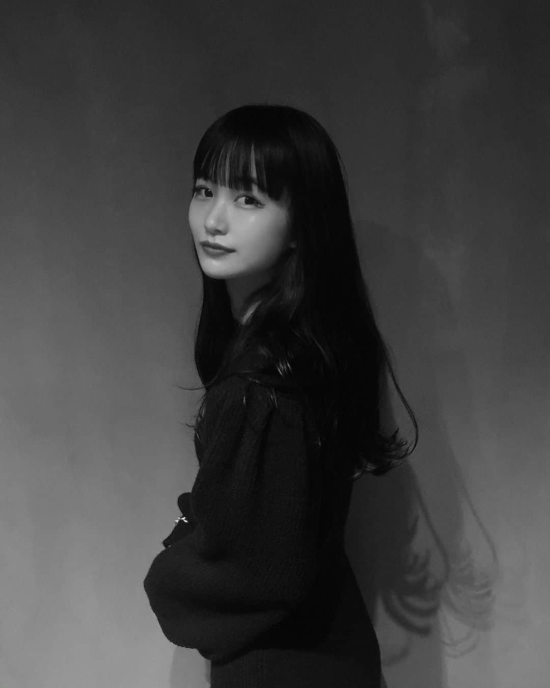 中村くるみのインスタグラム：「👩🏻🖤  最近肌荒れがつづくので乾燥や肌荒れからお肌を守ってくれる #トレリアンウルトラセラム を使い始めました。 すーっとお肌に浸透していく感じでもちもちするし、 ほっぺに艶玉ができて嬉しい♡ 敏感肌に優しくて皮膚科医でも取扱のあるスキンケアブランド #ラロッシュポゼ から2/18販売開始するみたい^ω^  もともとラロッシュポゼの日焼け止めを使ってて、 スキンケアアイテム気になってたから嬉しい♡ もう産後ファンデつけなくなった😌  #ラロポのセラム #PR」