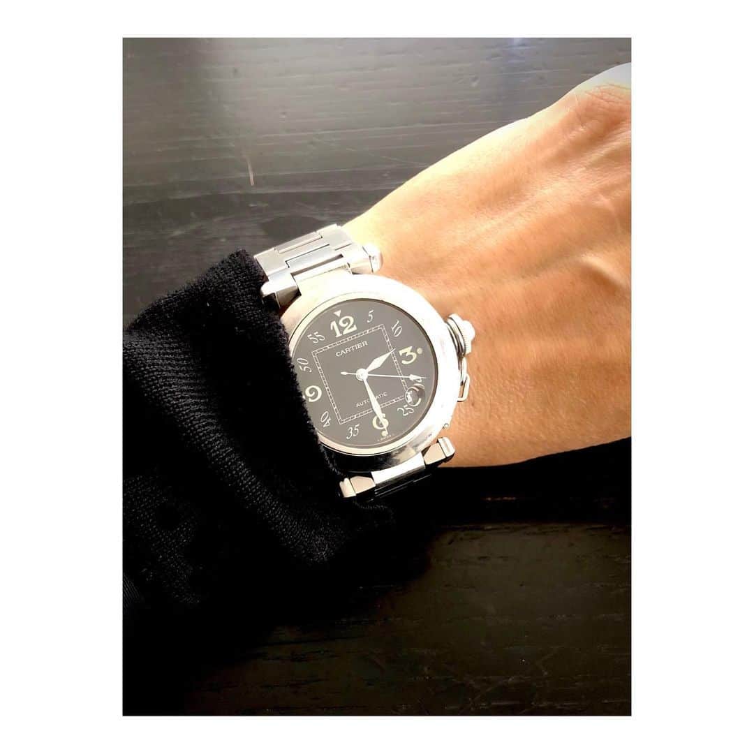 黒田知永子さんのインスタグラム写真 - (黒田知永子Instagram)「. また黒🖤 でも好きだし落ち着く。  最近、また使い出した時計。Cartierの広告で新しいパシャを見て、あ！私も持ってる…といきなり使用頻度上がる。そういえば、ロケでイタリアに行った時に買ったんだな〜ホリの深いイタリア人🚹にとてもよく似合うと煽てられて買った記憶が☺︎  #prada  #三角マークがちょっと目立つけど… #黒田知永子  #chiekokuroda」2月11日 20時06分 - kuroda_chieko